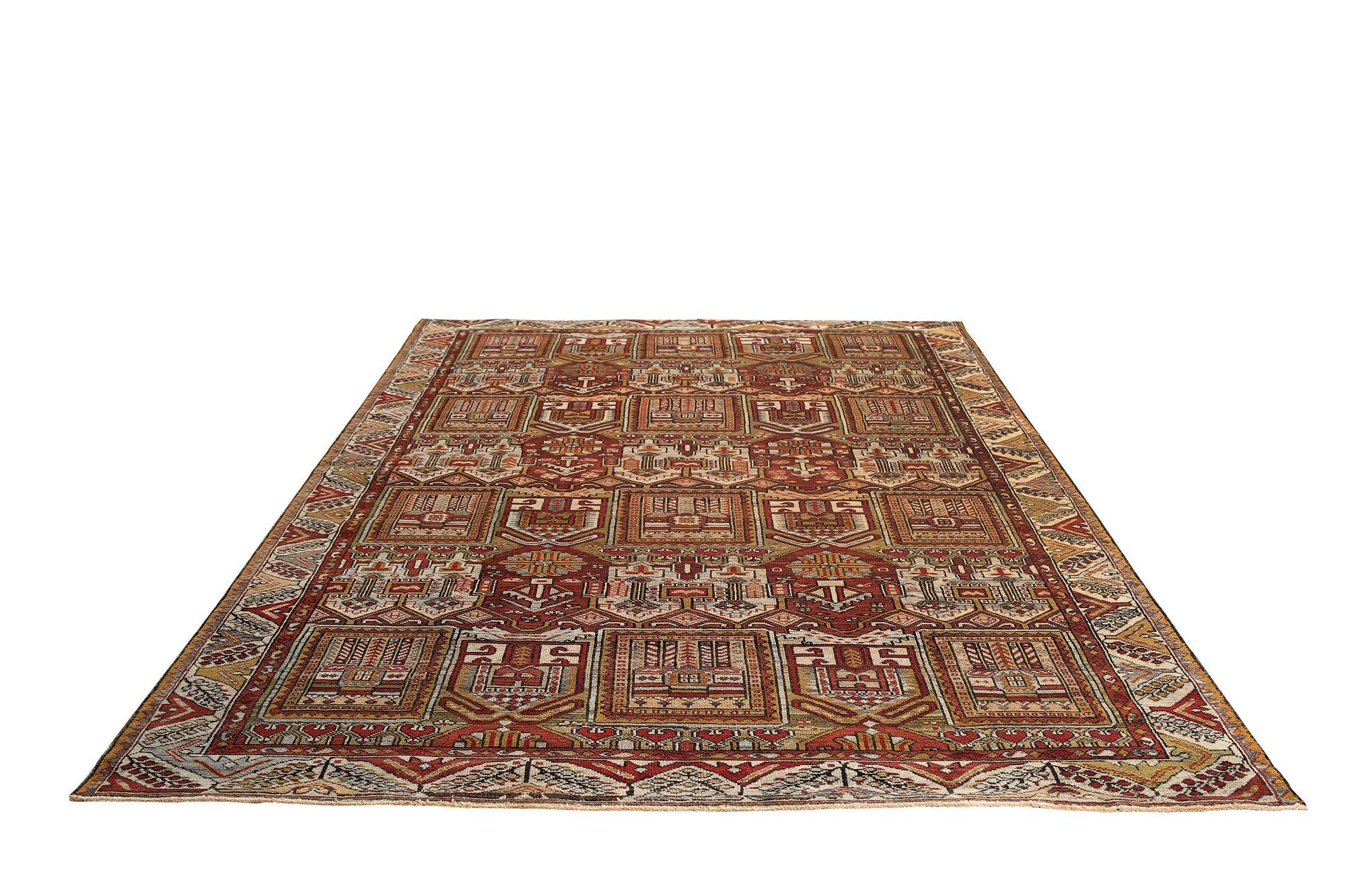 Scopri l'eleganza dei tappeti persiani Bakhtiari con caratteristiche da area CIRCA del 1880. Progettato con lana e IvoryRed, questo design esclusivo è perfetto per valorizzare il tuo spazio.