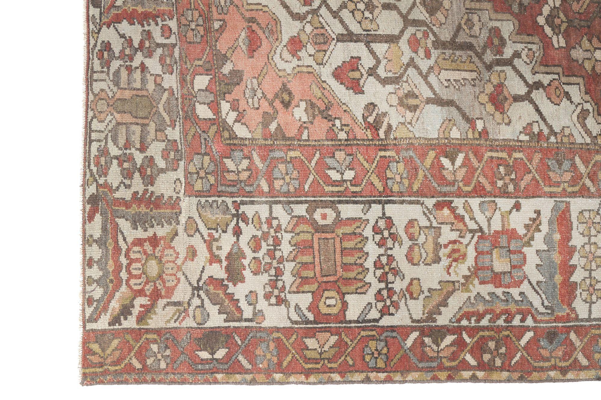 Entdecken Sie die Eleganz der persischen Bachtiari mit Teppichen aus der Zeit um 1910. Dieses exklusive Design aus Wolle und Elfenbeinrot ist perfekt, um Ihren Raum zu verschönern.