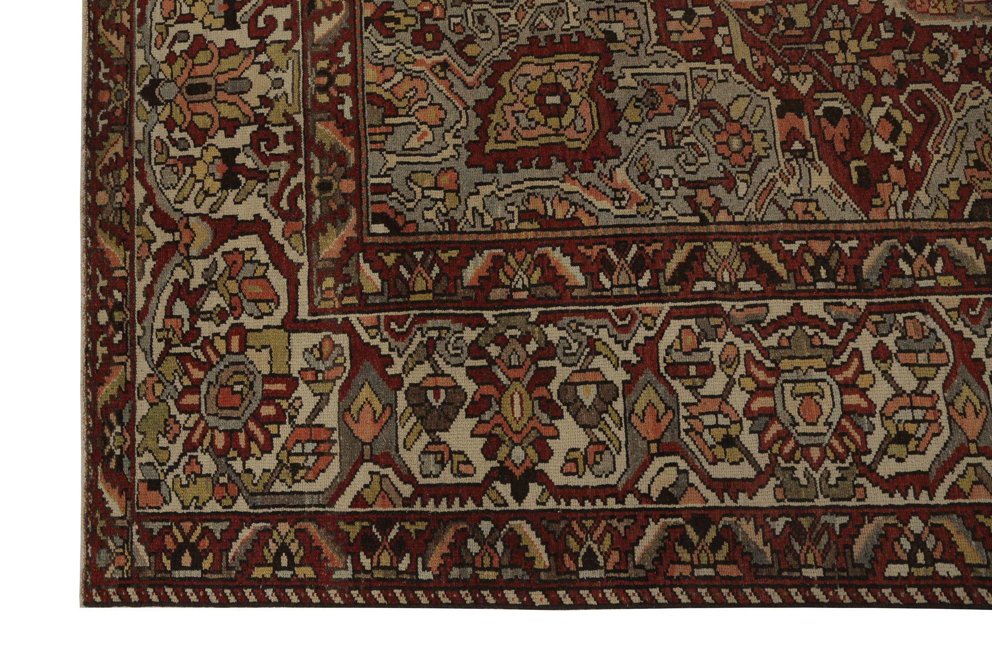 Scopri l'eleganza dei tappeti persiani Bakhtiari con caratteristiche da area CIRCA del 1910. Progettato con lana e IvoryRedTaupe, questo design esclusivo è perfetto per valorizzare il tuo spazio.