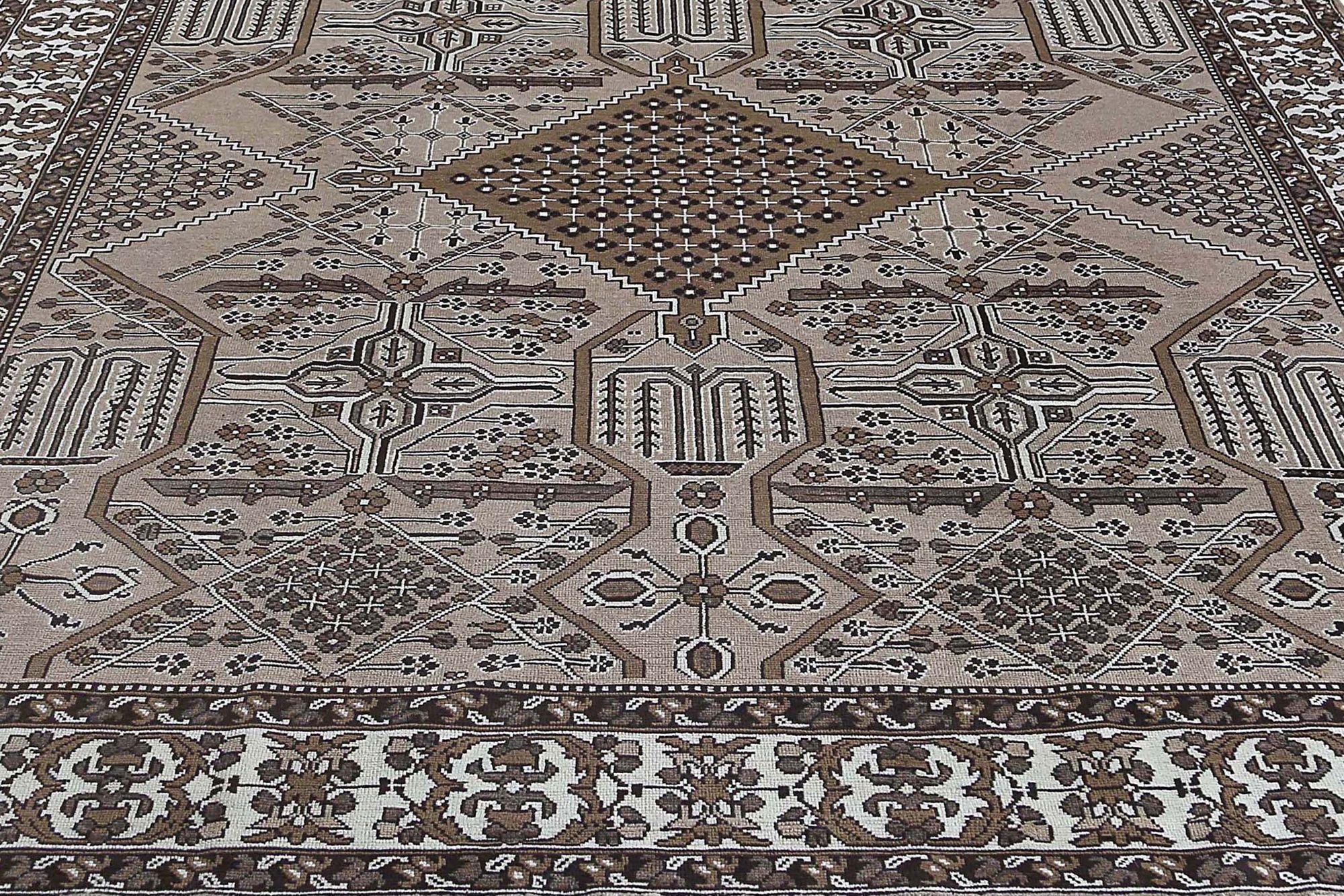Scopri l'eleganza dei tappeti persiani Bakhtiari con caratteristiche da area CIRCA del 1910. Progettato con lana e IvoryTaupe, questo design esclusivo è perfetto per valorizzare il tuo spazio.
