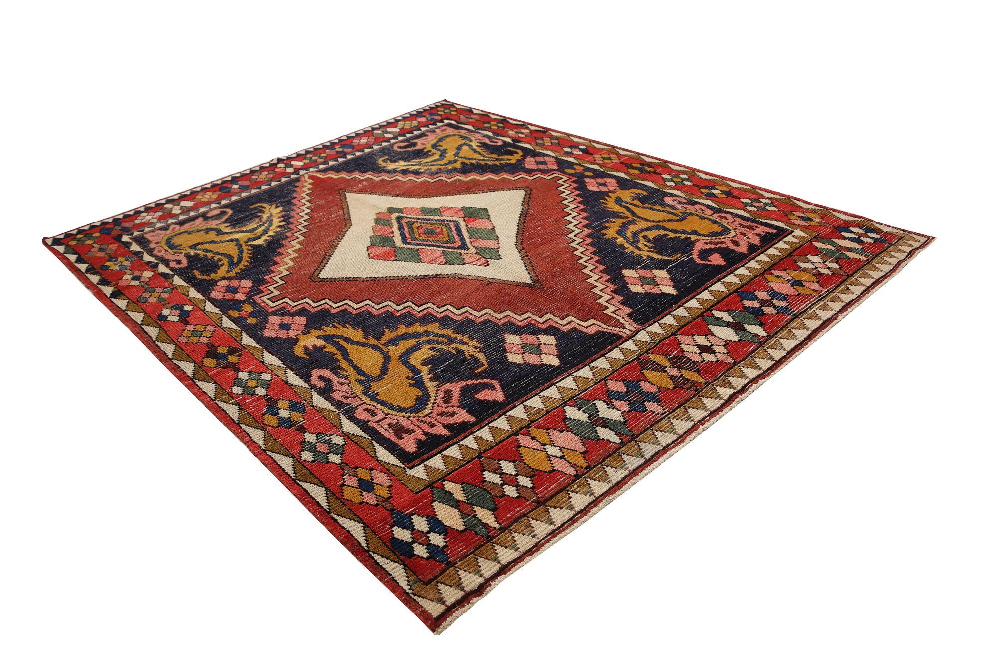 Descubre la elegancia de las alfombras persas Bakhtiari de Circa 1910. Diseñado con lana y azul marino-rojo-amarillo, este diseño exclusivo es perfecto para realzar tu espacio.