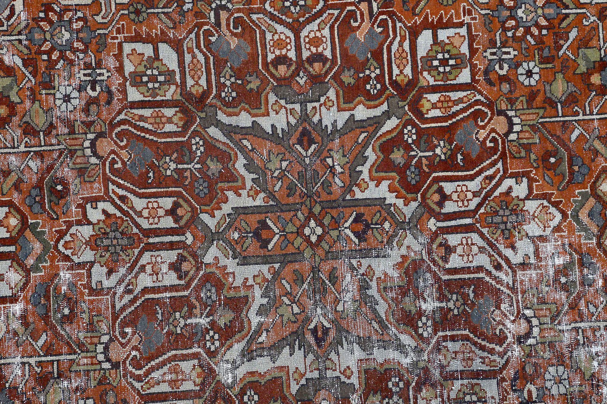 Entdecken Sie die Eleganz der persischen Bachtiari mit Teppichen aus der Zeit um 1910. Dieses exklusive Design aus Wolle und Rot ist perfekt, um Ihren Raum zu verschönern.