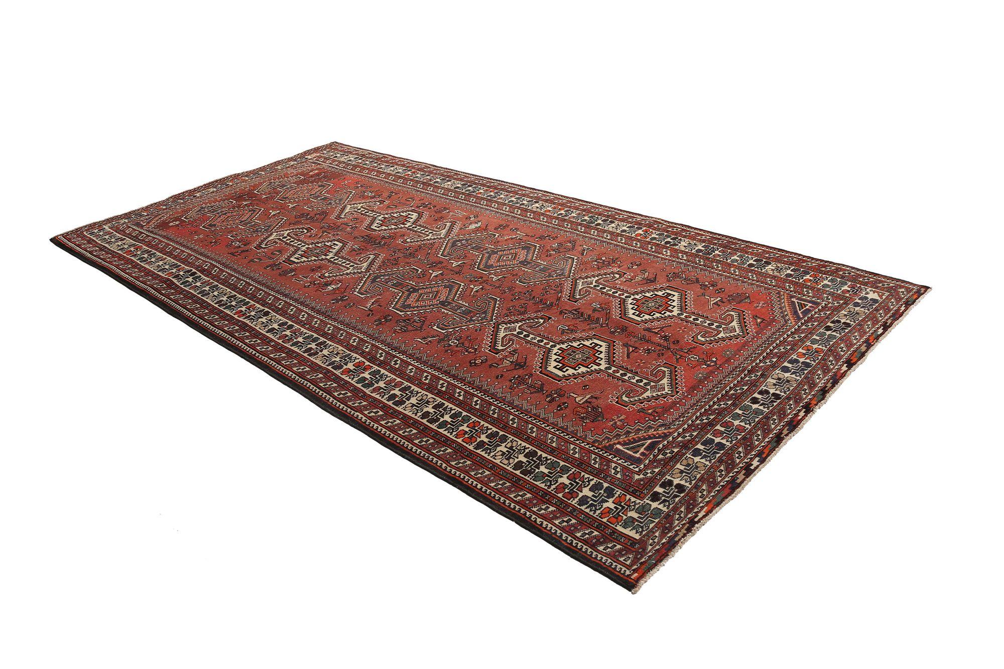 Entdecken Sie die Eleganz der persischen Bachtiari mit Teppichen aus der Zeit um 1910. Dieses exklusive Design aus Wolle und Rot ist perfekt, um Ihren Raum zu verschönern.