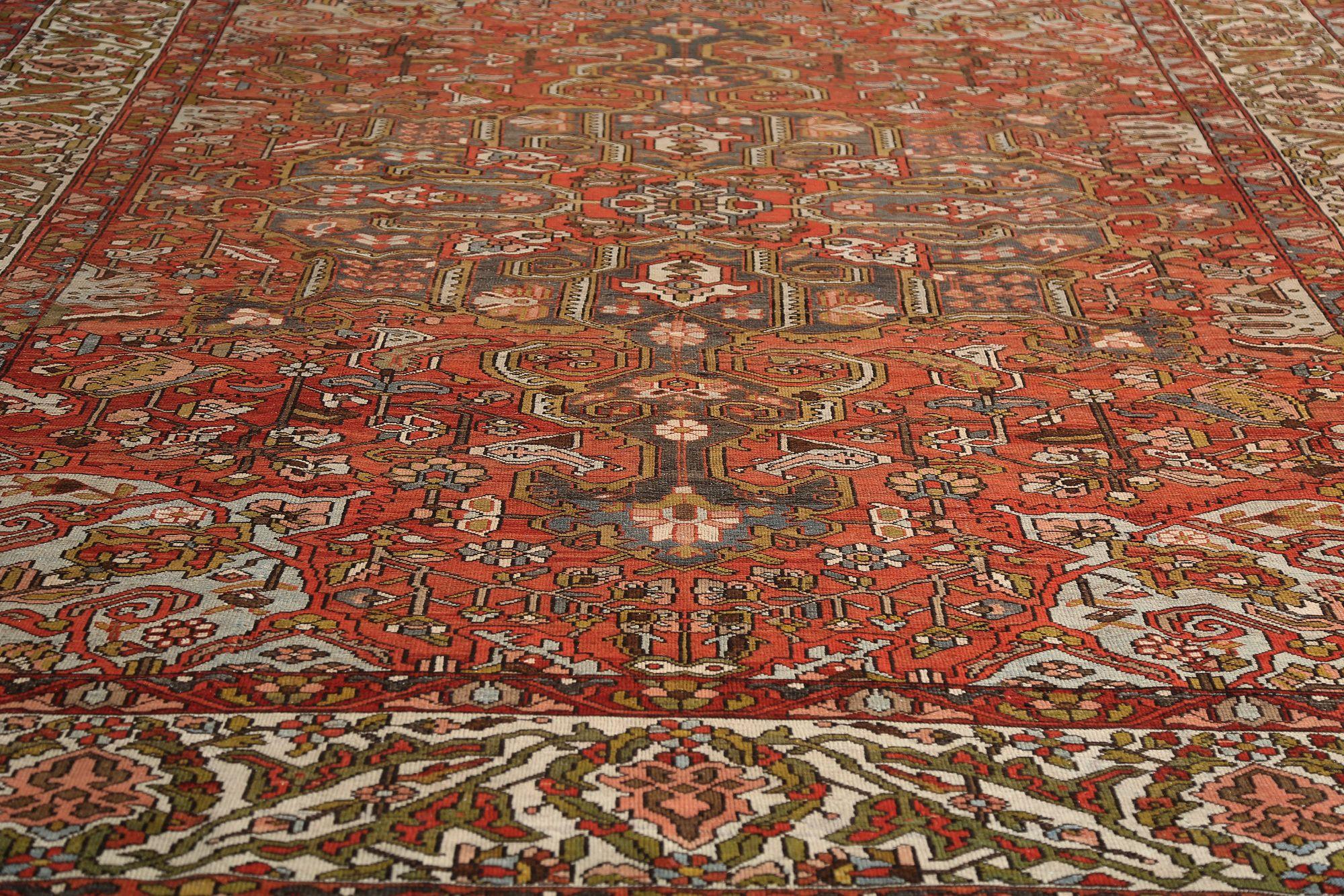 Entdecken Sie die Eleganz der persischen Bachtiari mit Teppichen aus der Zeit um 1910. Dieses exklusive Design aus Wolle und Rot ist perfekt, um Ihren Raum zu verschönern.