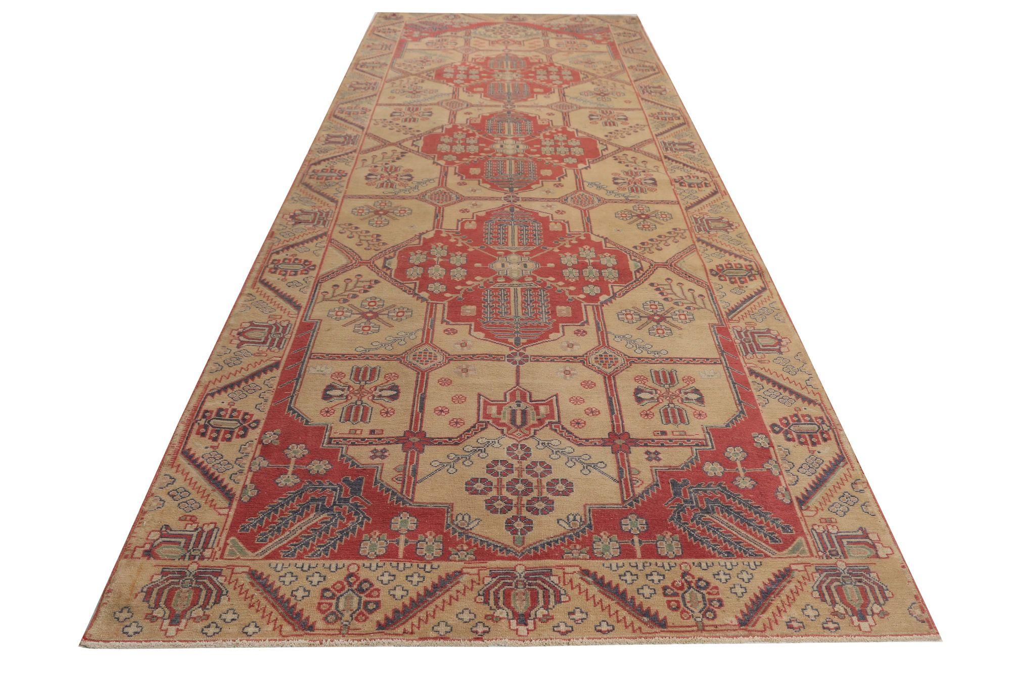 Entdecken Sie die Eleganz der persischen Bachtiari mit Teppichen aus der Zeit um 1910. Dieses exklusive Design aus Wolle und RedTaupe ist perfekt, um Ihren Raum zu verschönern.