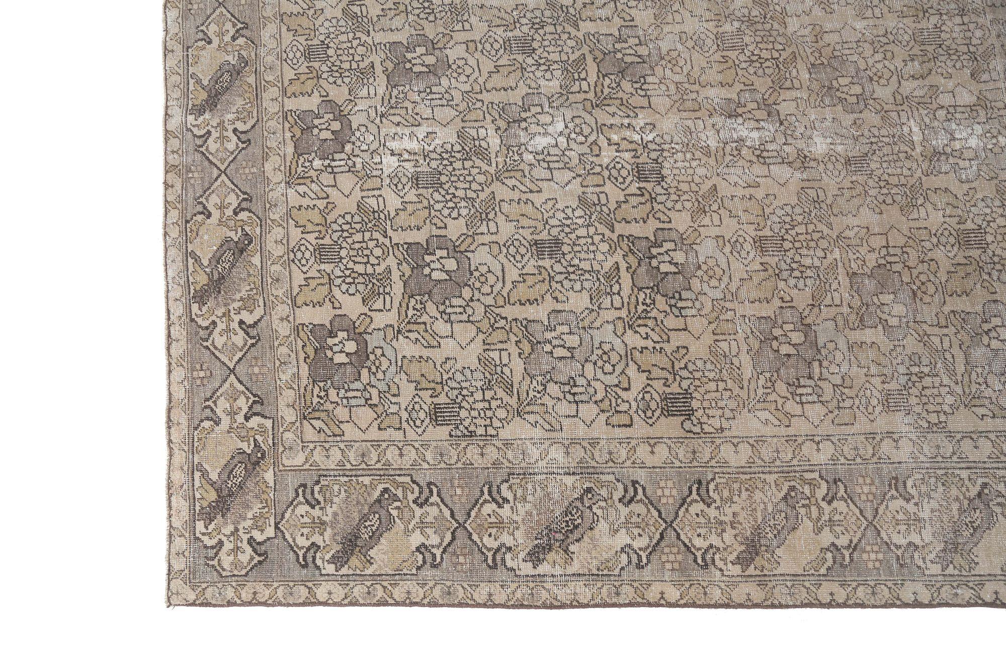 Entdecken Sie die Eleganz der persischen Bachtiari mit Teppichen aus der Zeit um 1910. Dieses exklusive Design aus Wolle und Taupe ist perfekt, um Ihren Raum zu verschönern.