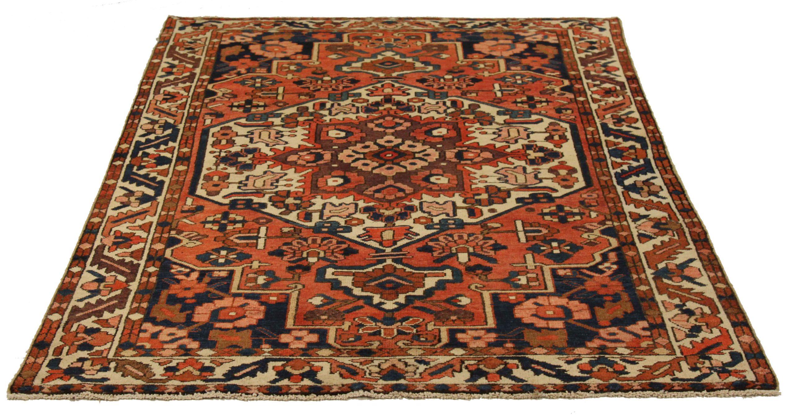 Entdecken Sie die Eleganz der persischen Bachtiari, die um 1880 in wunderschöner Handwerkskunst gefertigt wurden. Dieses exklusive Design, das mit viel Liebe zum Detail entworfen wurde, ist perfekt, um Ihren Raum zu verschönern.