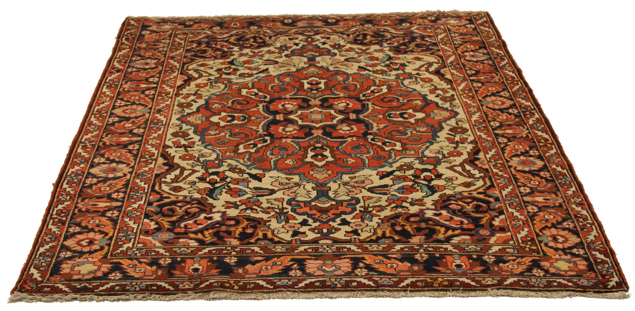 Scopri l'eleganza del Bakhtiari persiano, caratterizzato da una splendida lavorazione artigianale in CIRCA 1880. Progettato con una meticolosa attenzione ai dettagli, questo design esclusivo è perfetto per valorizzare il tuo spazio.