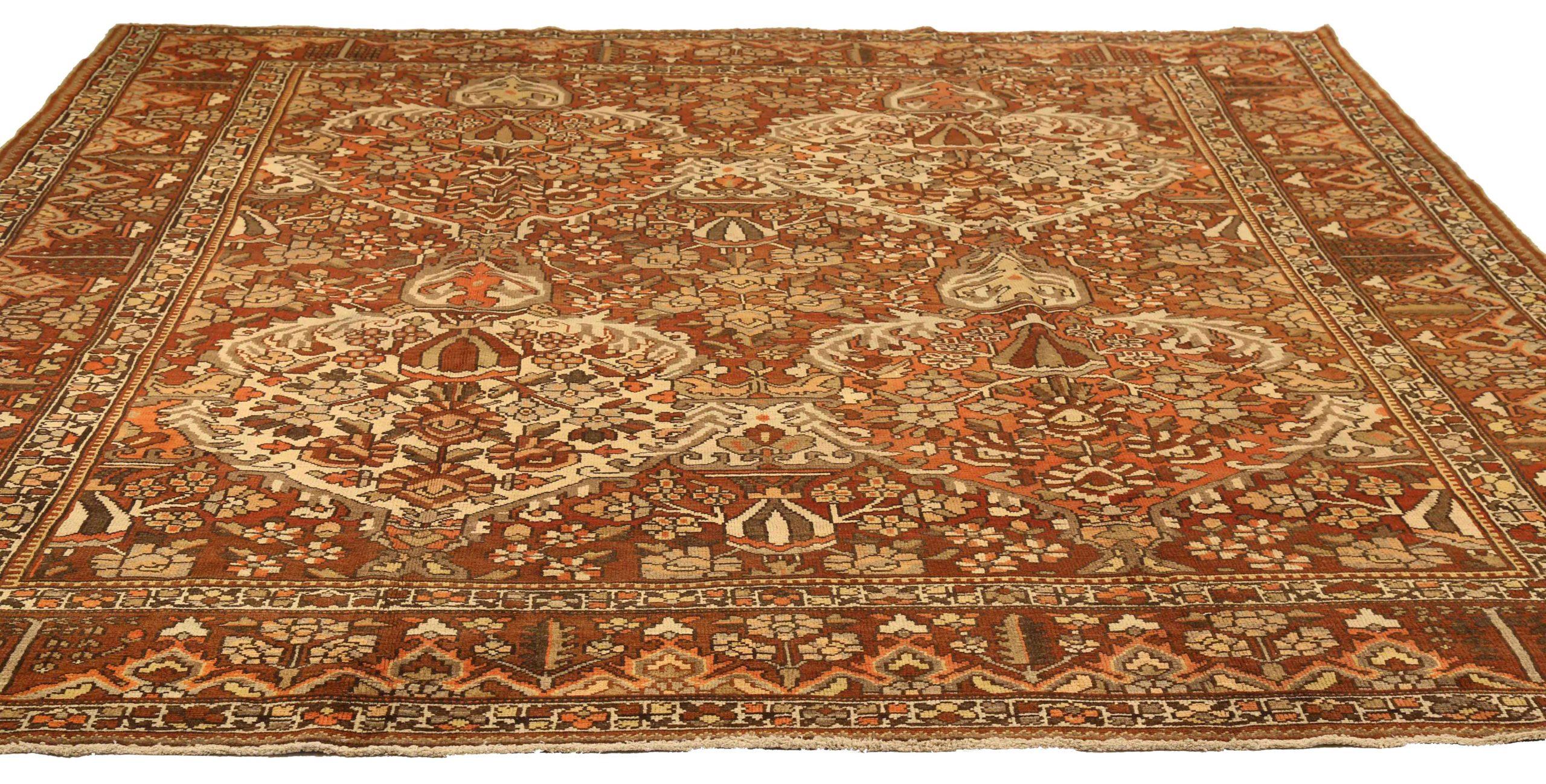 Entdecken Sie die Eleganz der persischen Bakhtiari, die sich durch wunderschöne Handwerkskunst auszeichnet. Dieses exklusive Design, das mit viel Liebe zum Detail entworfen wurde, ist perfekt, um Ihren Raum zu verschönern.