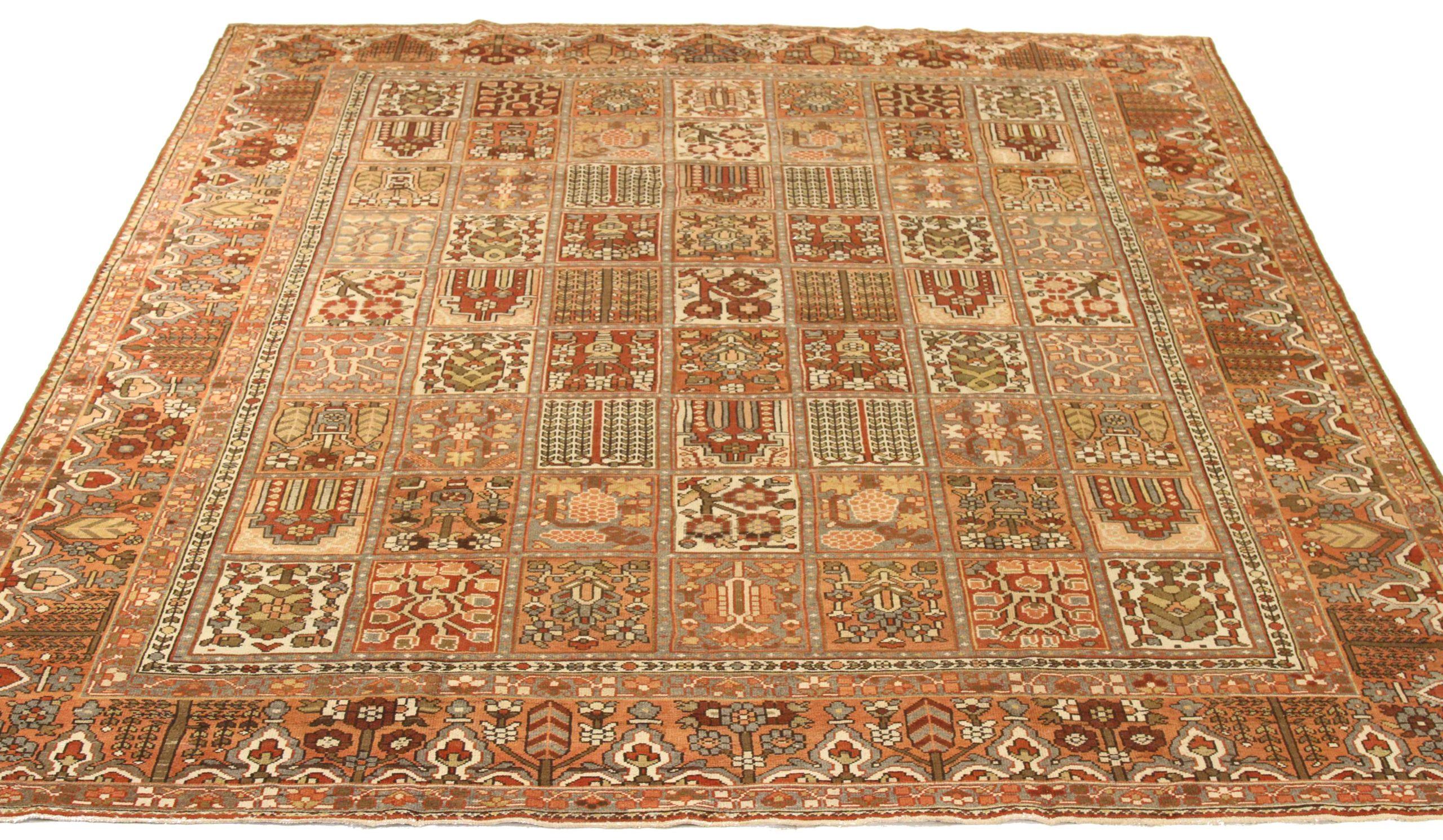 Entdecken Sie die Eleganz der persischen Bakhtiari, die sich durch wunderschöne Handwerkskunst auszeichnet. Dieses exklusive Design, das mit viel Liebe zum Detail entworfen wurde, ist perfekt, um Ihren Raum zu verschönern.