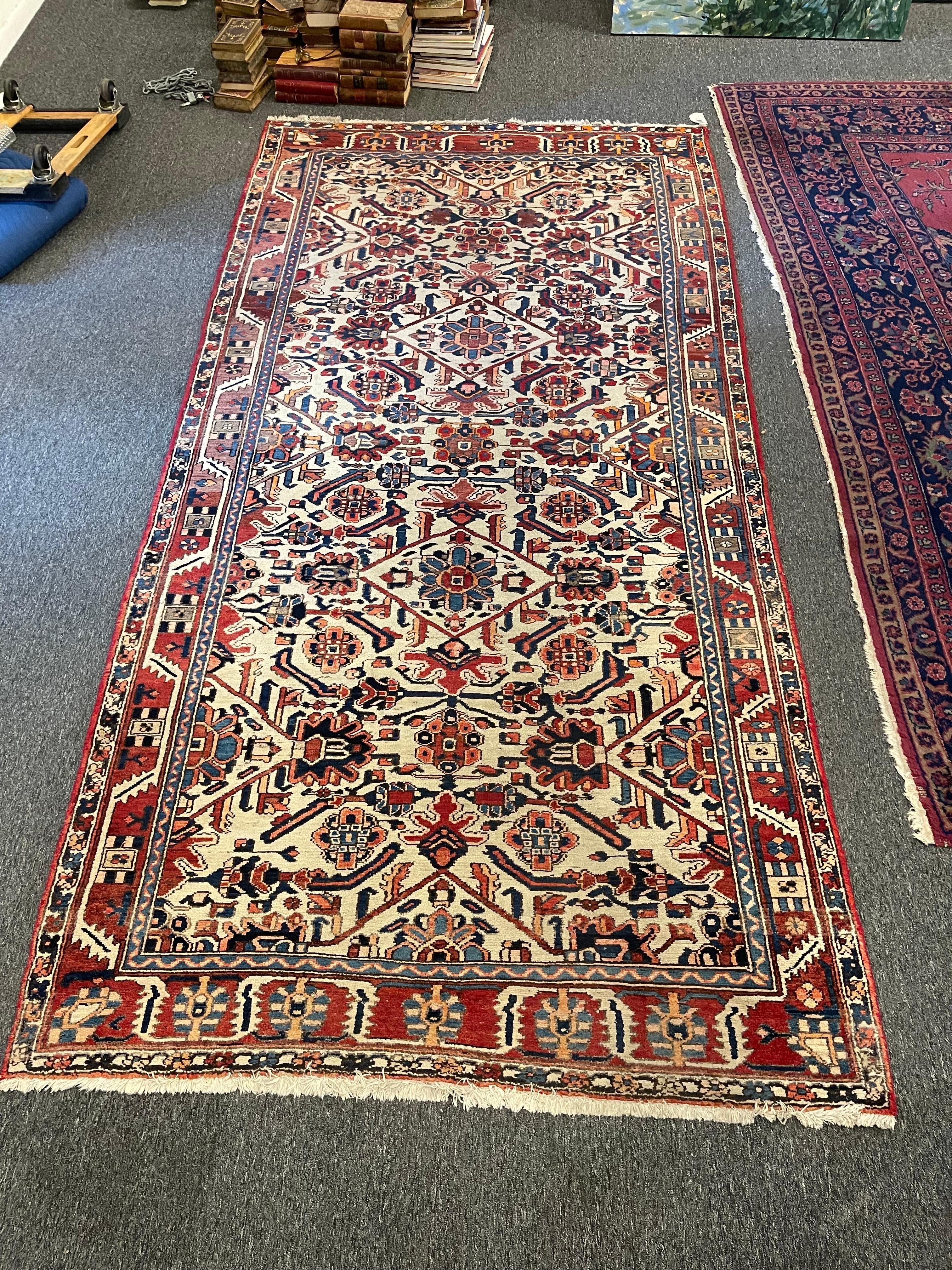 Persiano Runner persiano con design Bakhtiari, inizio XX secolo in vendita