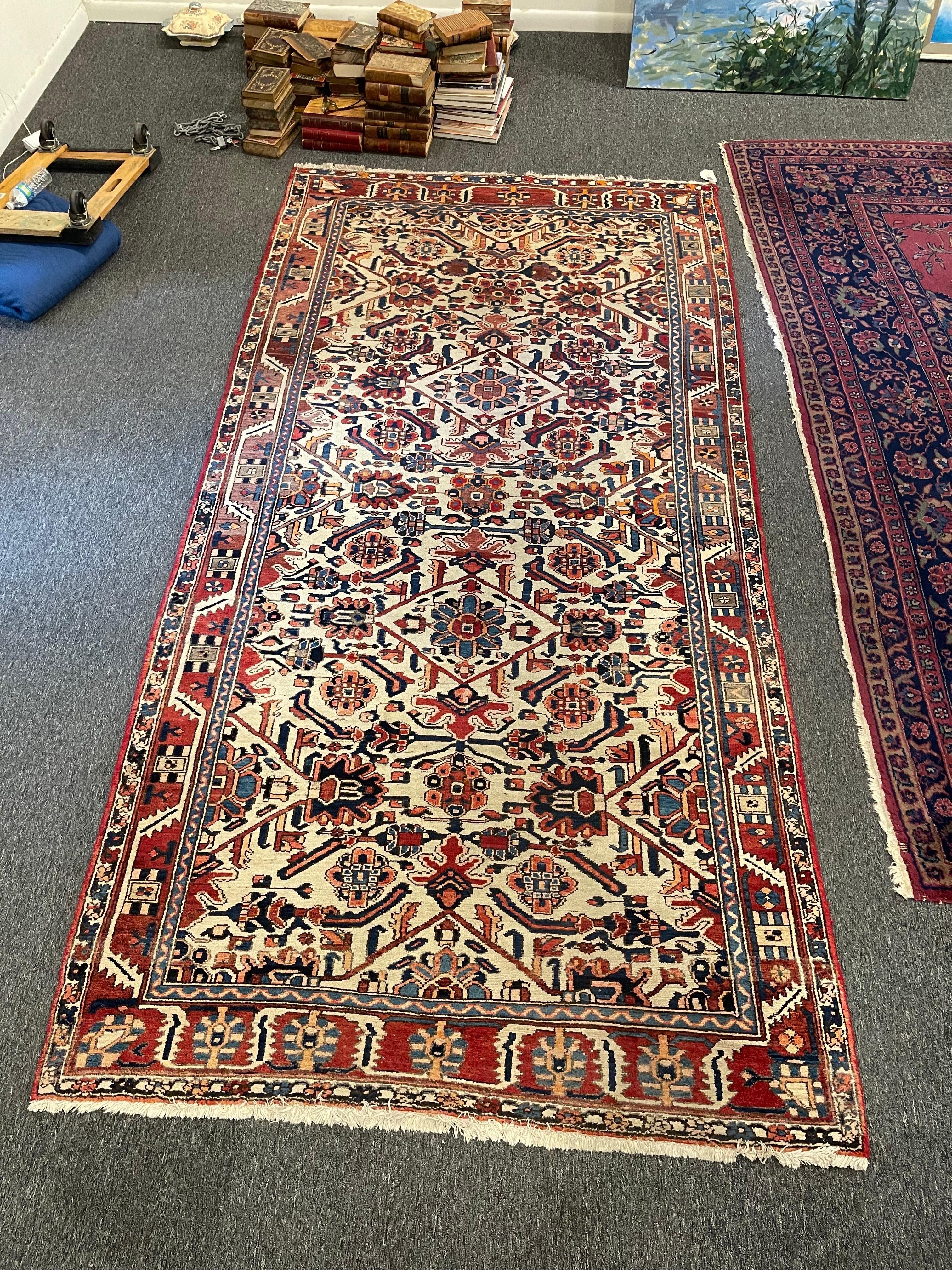 Runner persiano con design Bakhtiari, inizio XX secolo In condizioni buone in vendita a Savannah, GA