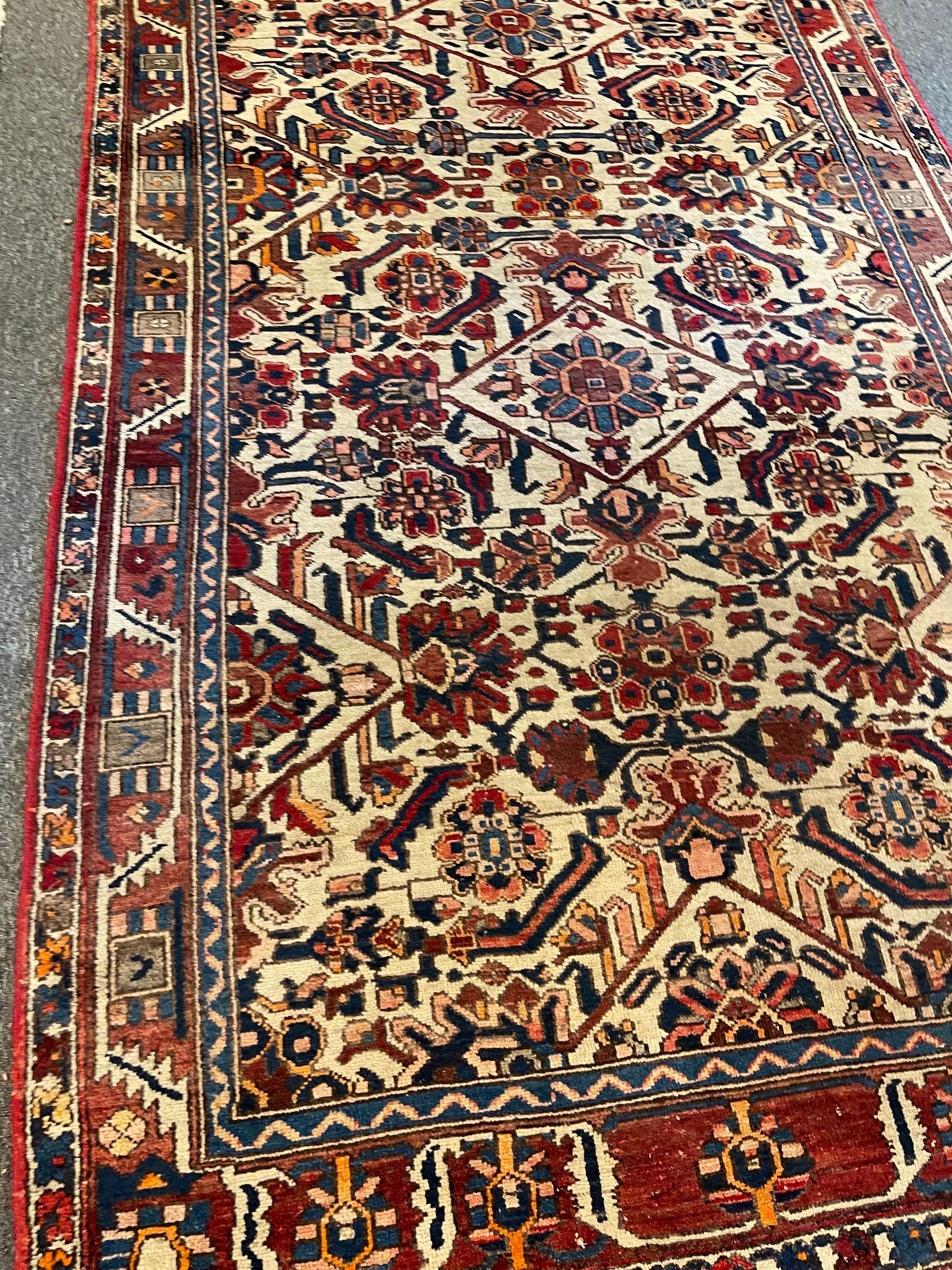Runner persiano con design Bakhtiari, inizio XX secolo in vendita 4