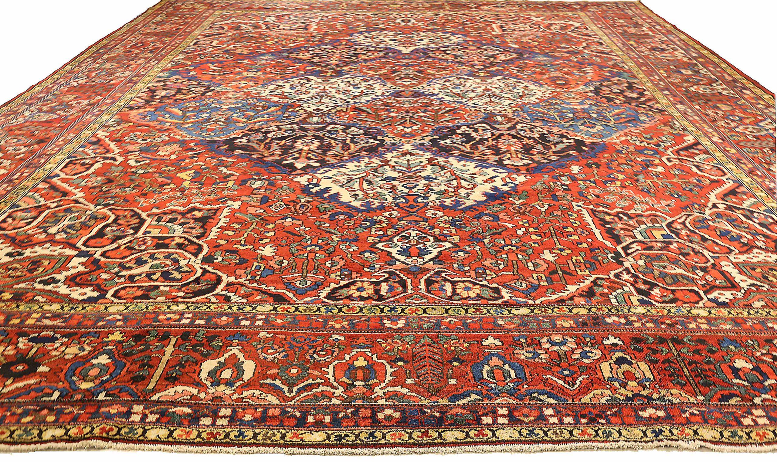 Descubre la elegancia de la alfombra persa Bakhtiari Over Size Rug in Circa 1910. Diseñado con Lana y AzulMarfilRojo, este diseño exclusivo es perfecto para realzar tu espacio.