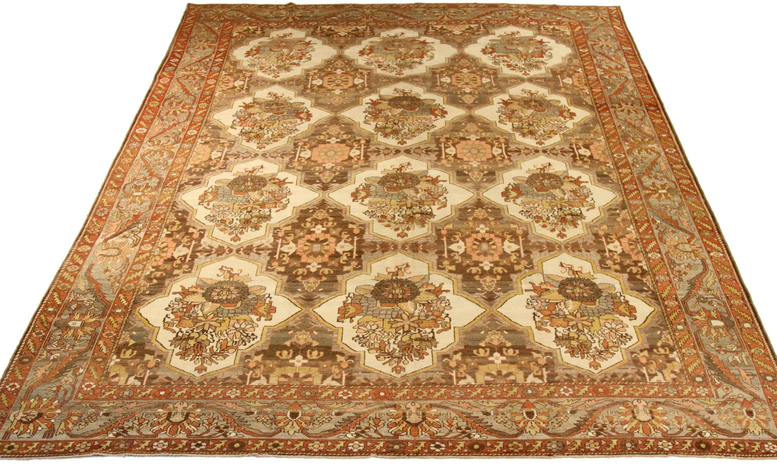Scopri l'eleganza del tappeto persiano Bakhtiari Over Size Rug del 1880. Progettato con lana e marrone-avorio-rosso, questo design esclusivo è perfetto per valorizzare il tuo spazio.