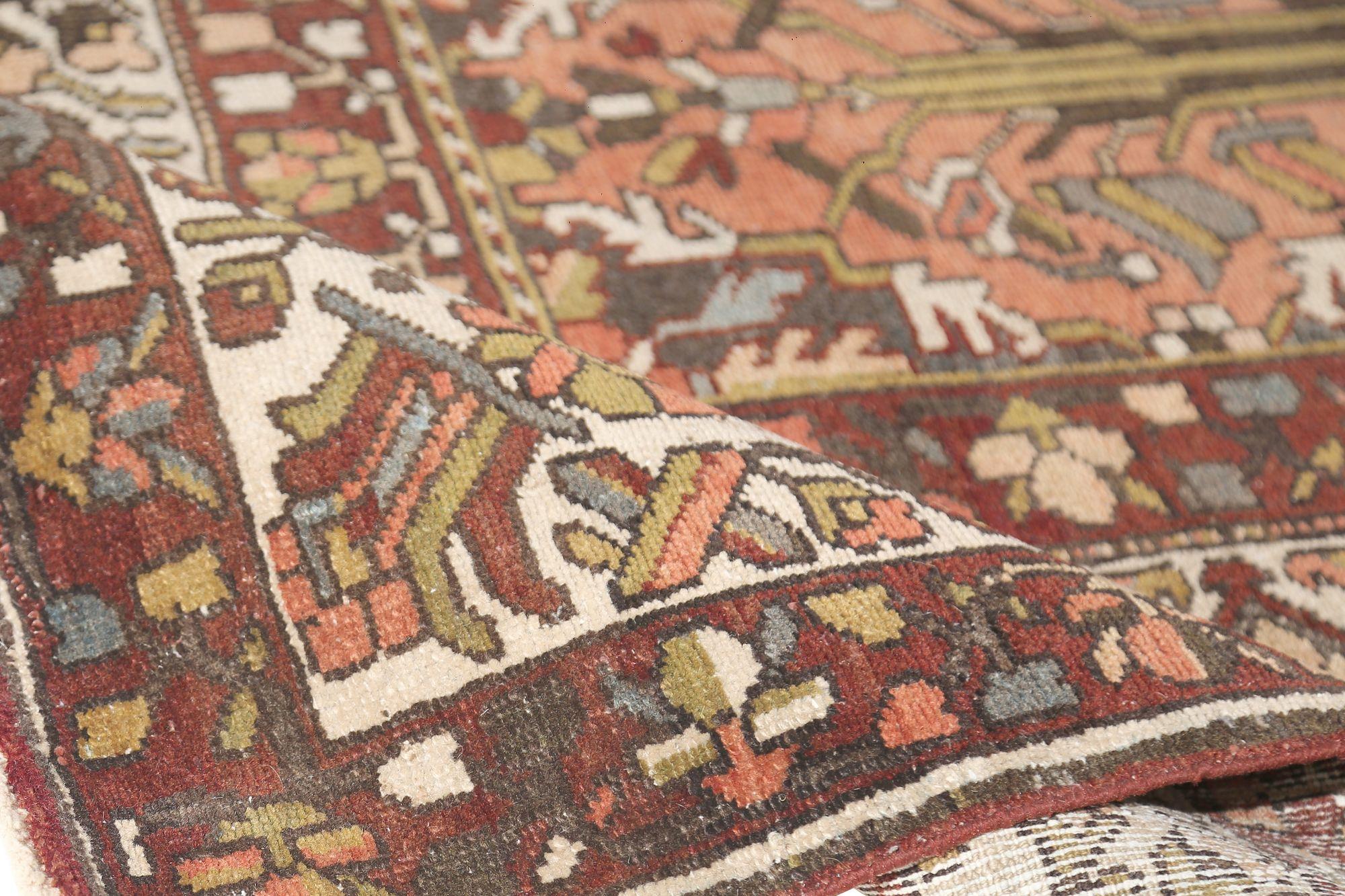 Entdecken Sie die Eleganz des persischen Bachtiari mit dem übergroßen Teppich von CIRCA 1940. Dieses exklusive Design aus Wolle und Braun-Elfenbein-Rot ist perfekt, um Ihren Raum zu verschönern.