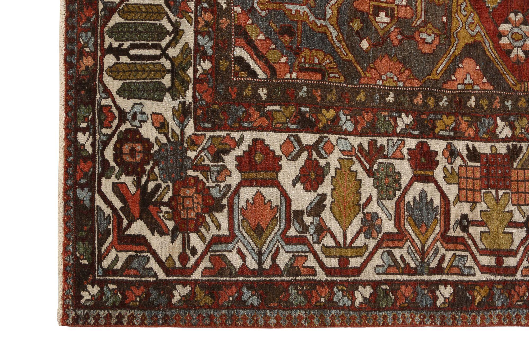 Scopri l'eleganza del tappeto persiano Bakhtiari Over Size Rug del 1910. Progettato con lana e IvoryRed, questo design esclusivo è perfetto per valorizzare il tuo spazio.