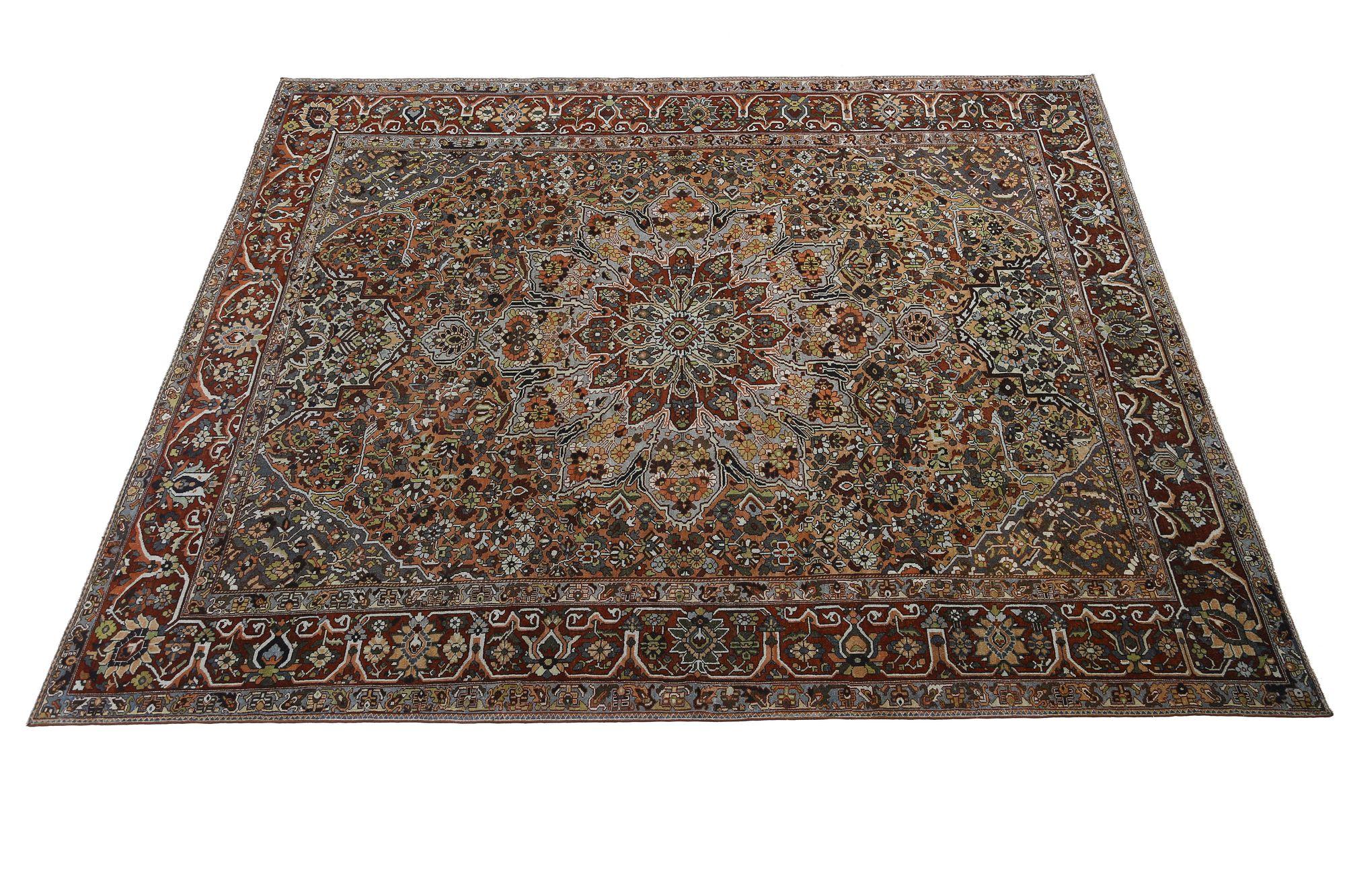 Scopri l'eleganza del tappeto persiano Bakhtiari Over Size Rug del 1910. Progettato con lana e arancio, questo design esclusivo è perfetto per valorizzare il tuo spazio.