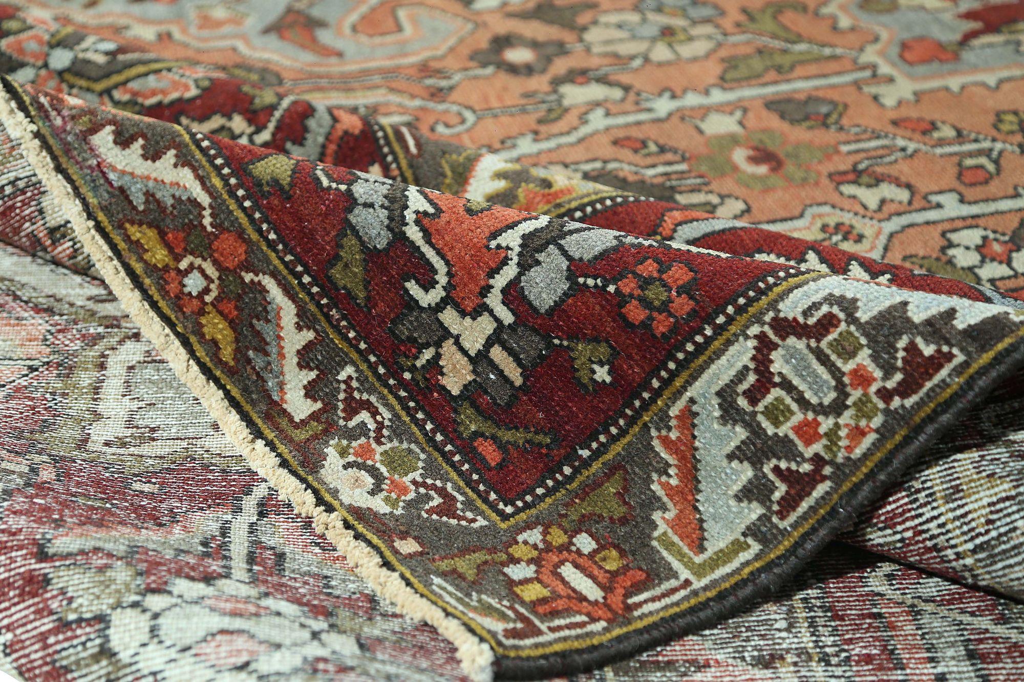 Entdecken Sie die Eleganz des persischen Bachtiari mit dem übergroßen Teppich von CIRCA 1940. Dieses exklusive Design aus Wolle und PinkRed ist perfekt, um Ihren Raum zu verschönern.