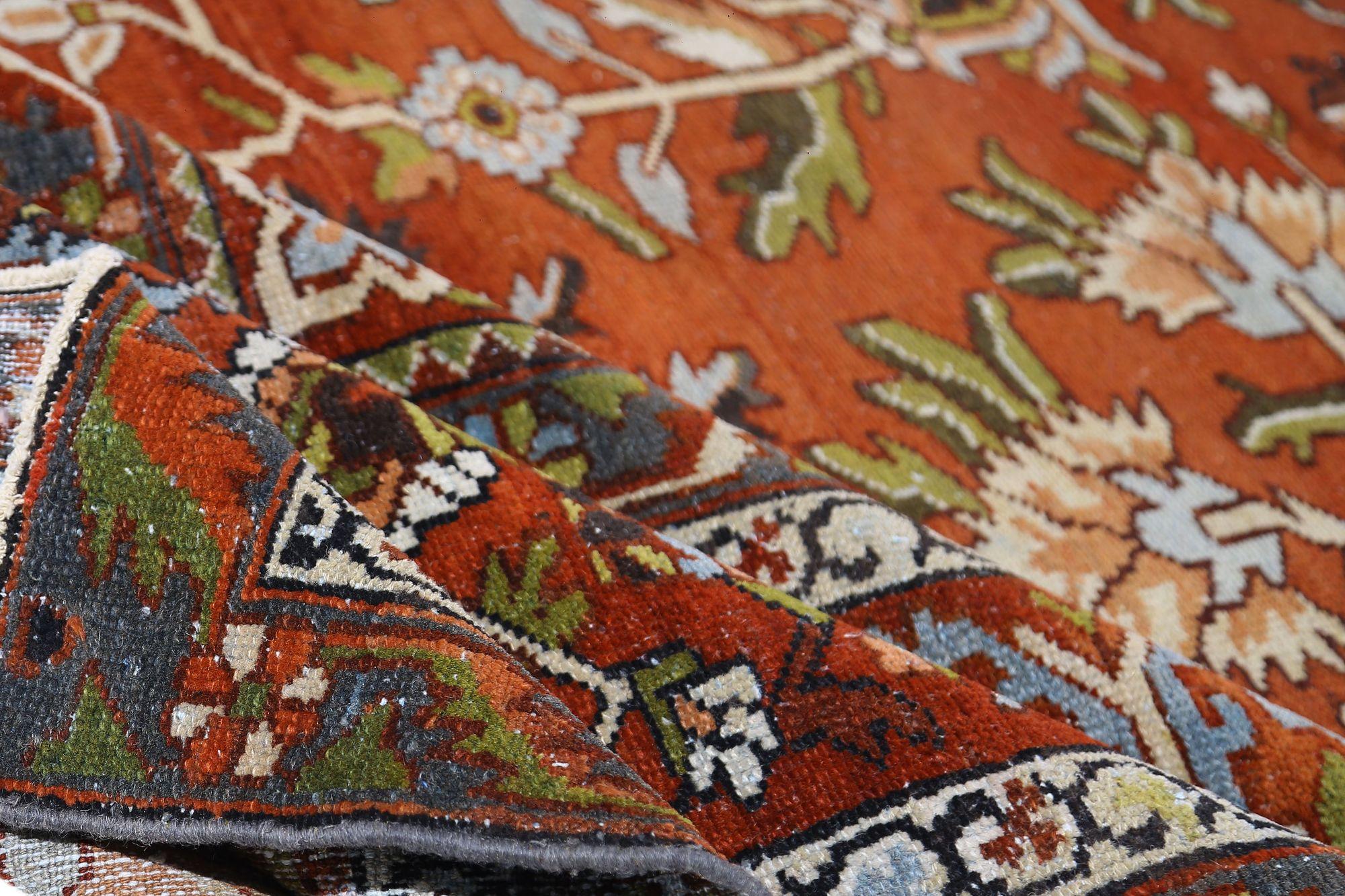 Entdecken Sie die Eleganz des persischen Bachtiari mit dem übergroßen Teppich von CIRCA 1910. Dieses exklusive Design aus Wolle und Rot ist perfekt, um Ihren Raum zu verschönern.