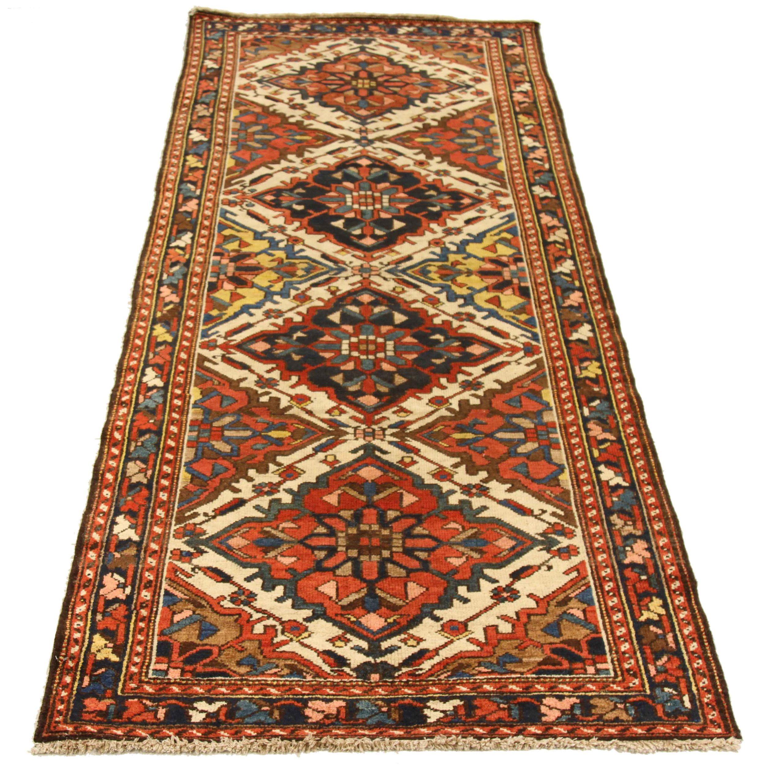 Entdecken Sie die Eleganz des persischen Bachtiari-Teppichs mit Läufer aus der Zeit um 1880. Dieses exklusive Design, das mit viel Liebe zum Detail entworfen wurde, ist perfekt, um Ihren Raum zu verschönern.