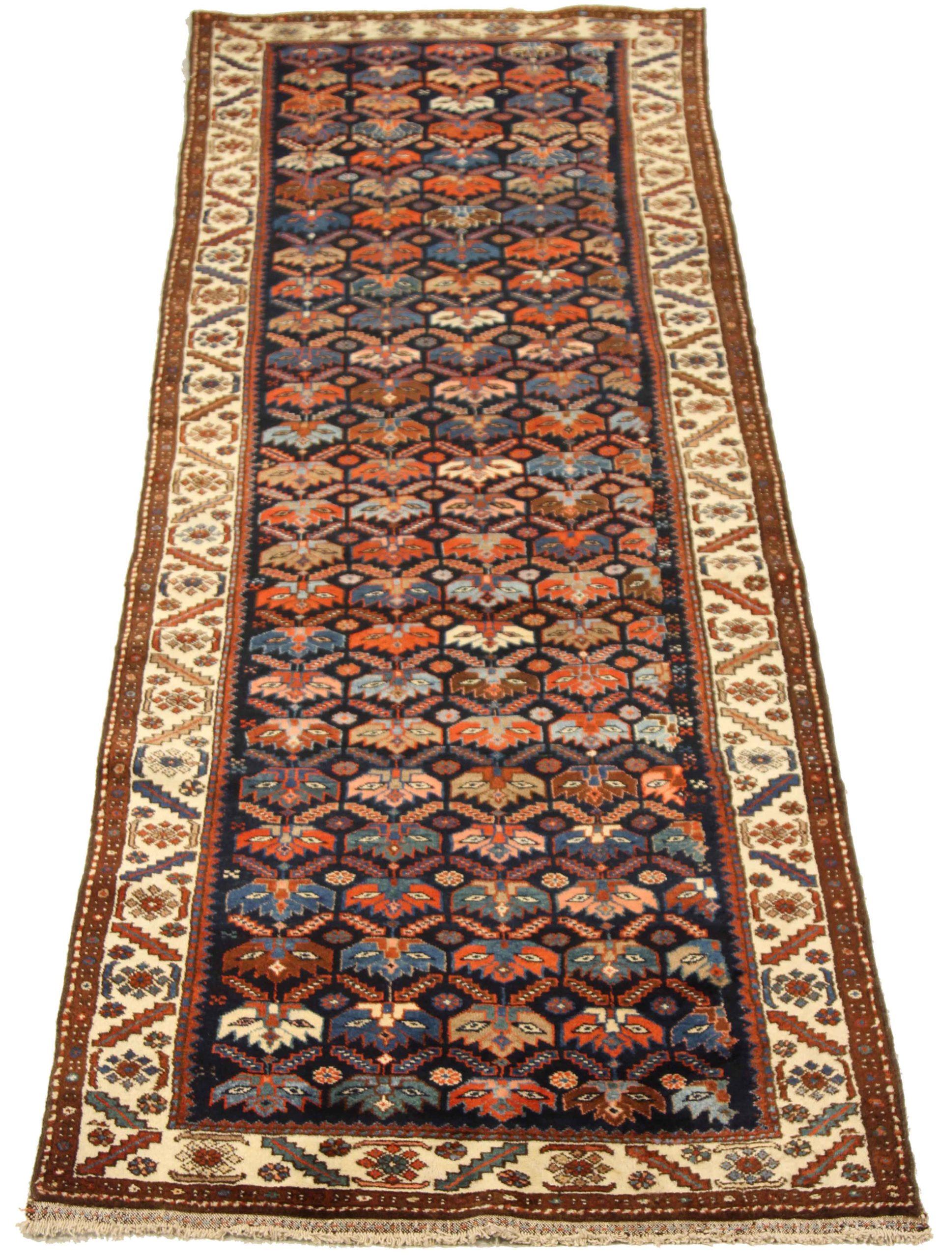 Entdecken Sie die Eleganz des persischen Bachtiari-Teppichs mit Läufer aus der Zeit um 1880. Dieses exklusive Design in den Farben Wolle und BlauElfenbeinMarineblauRot ist perfekt, um Ihren Raum zu verschönern.