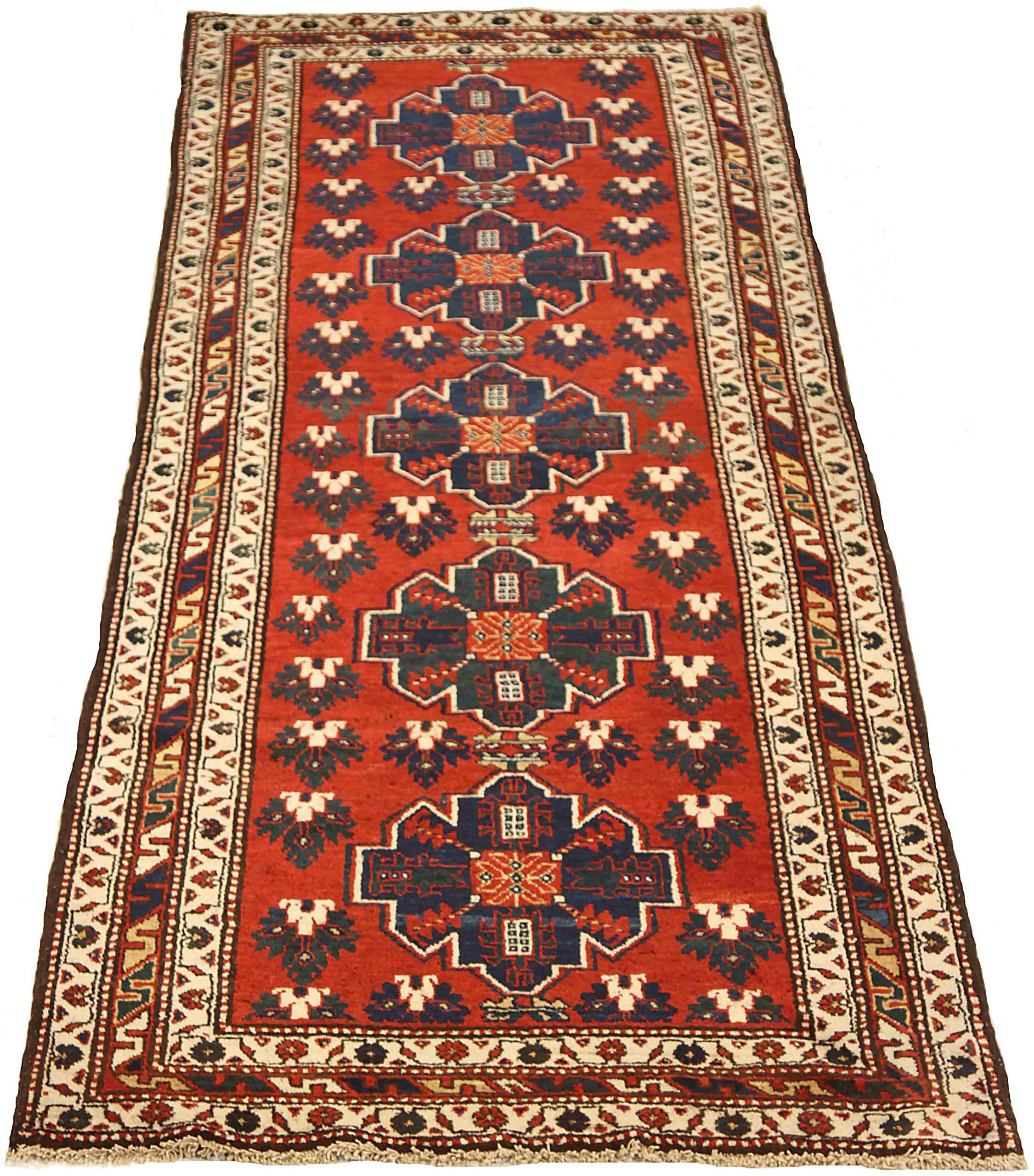 Entdecken Sie die Eleganz des persischen Bachtiari-Teppichs mit Läufer aus der Zeit um 1910. Dieses exklusive Design aus Wolle und Blau-Elfenbein-Rot ist perfekt, um Ihren Raum zu verschönern.