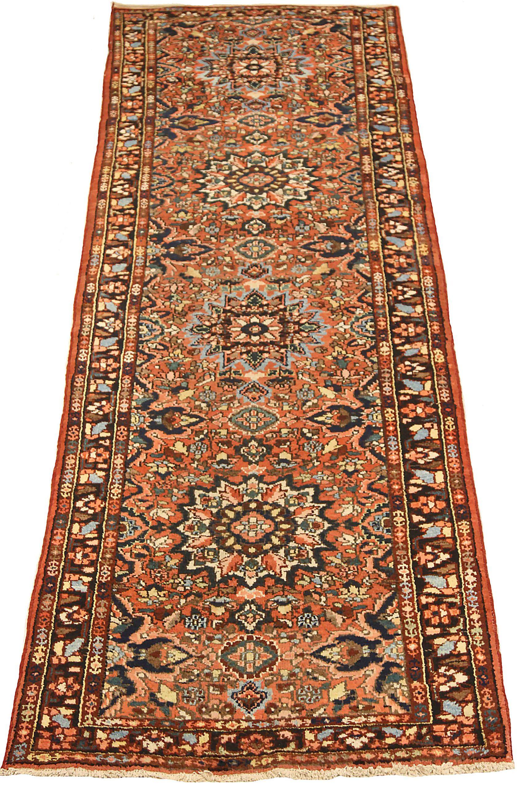 Entdecken Sie die Eleganz des persischen Bachtiari-Teppichs mit Läufer aus der Zeit um 1910. Dieses exklusive Design aus Wolle und Braun-Elfenbein-Rot ist perfekt, um Ihren Raum zu verschönern.