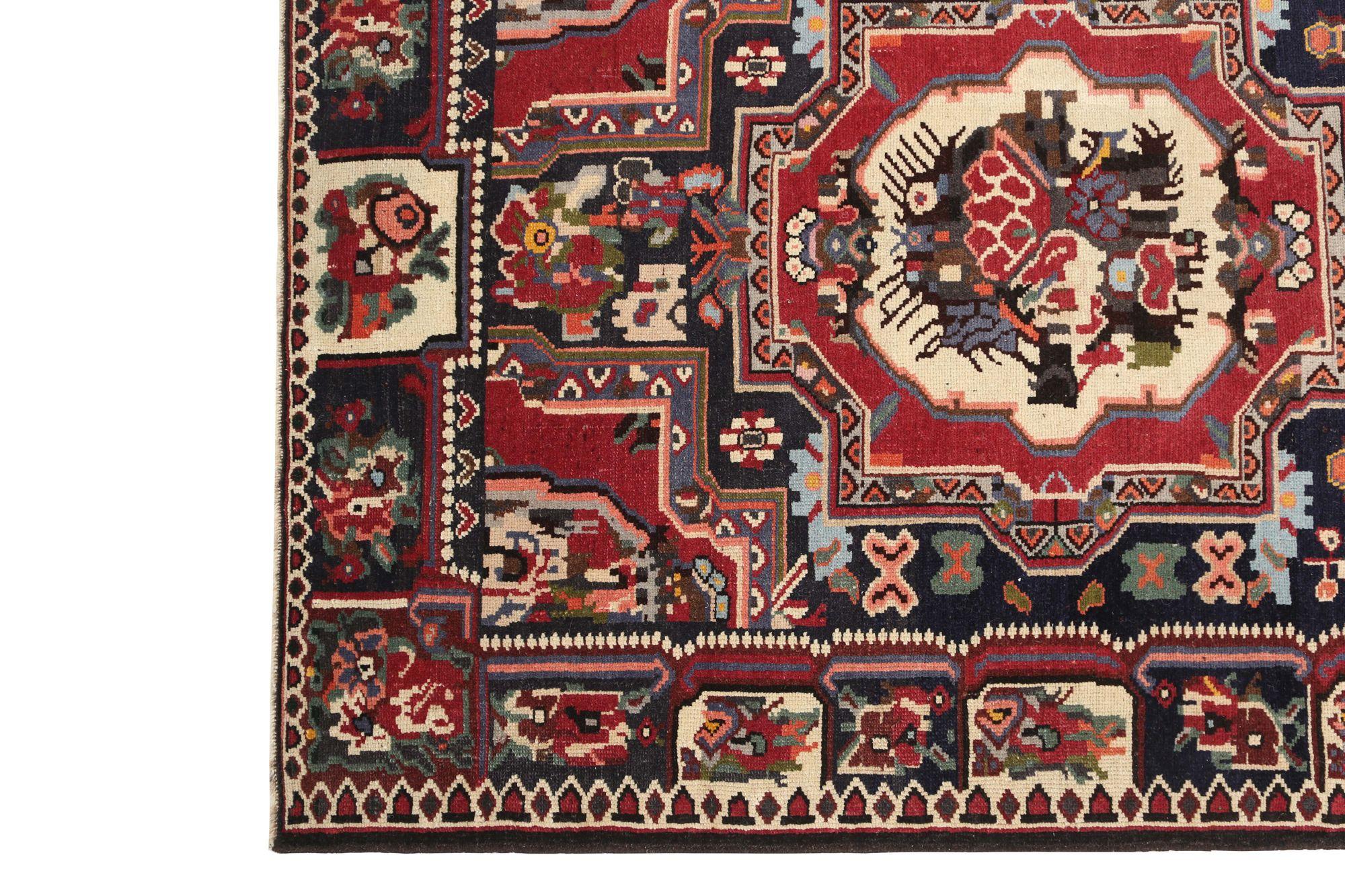 Entdecken Sie die Eleganz des persischen Bachtiari-Teppichs mit Läufer aus der Zeit um 1940. Dieses exklusive Design aus Wolle und BlackBrownIvoryRed ist perfekt, um Ihren Raum zu verschönern.