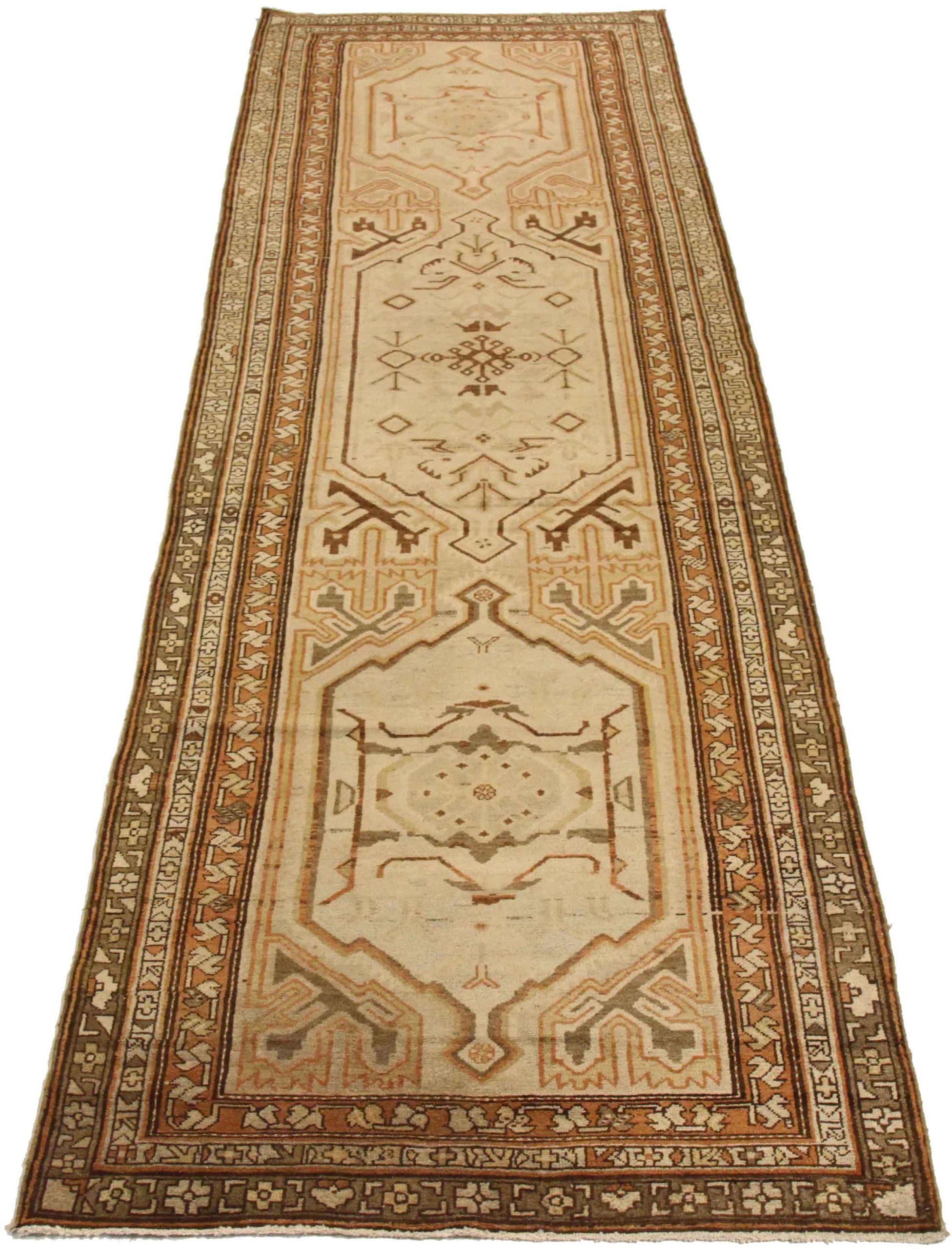 Entdecken Sie die Eleganz des persischen Bachtiari-Teppichs mit Läufer aus der Zeit um 1880. Dieses exklusive Design aus Wolle und Braun-Elfenbein-Rot ist perfekt, um Ihren Raum zu verschönern.