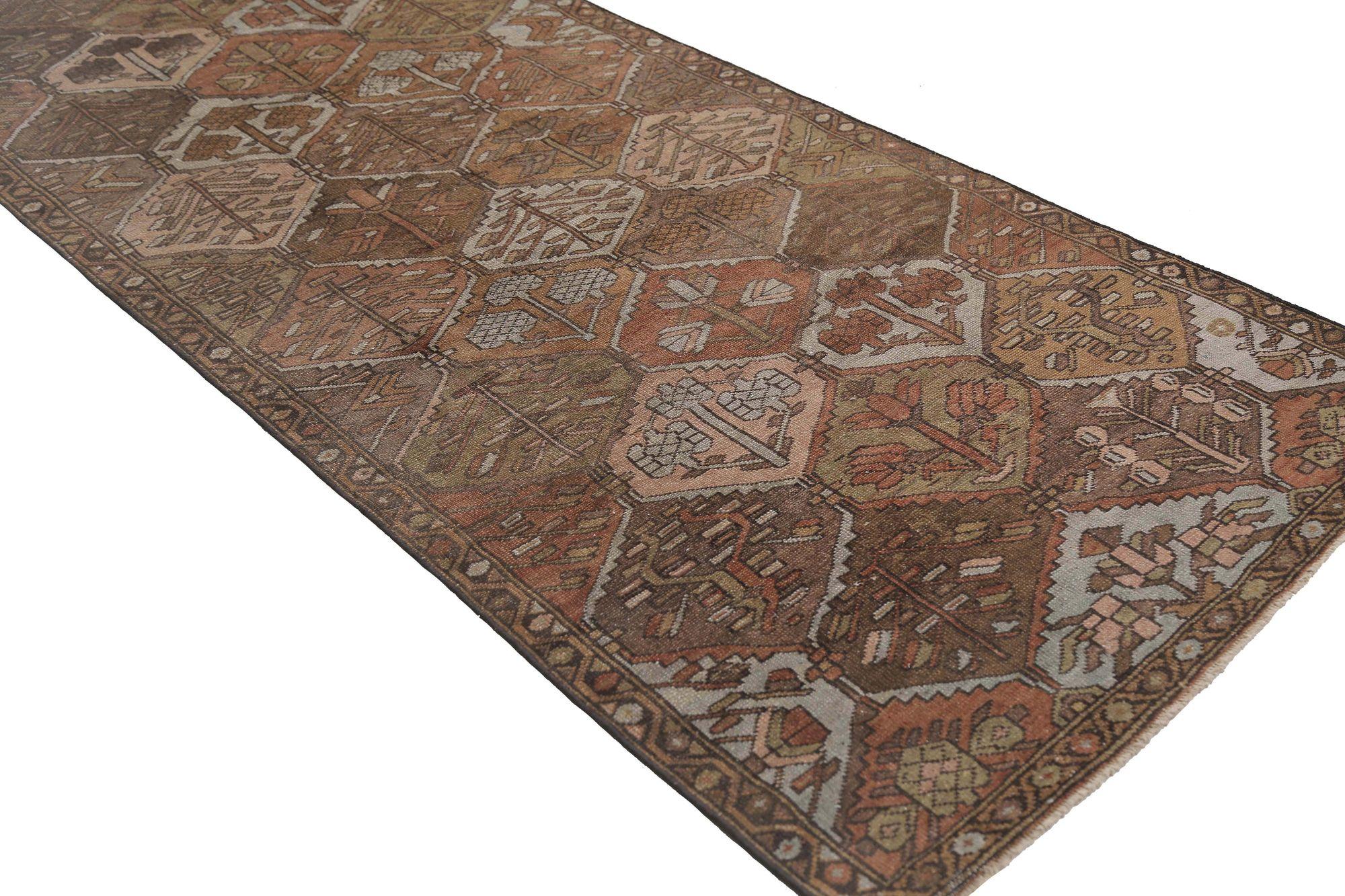 Entdecken Sie die Eleganz des persischen Bachtiari-Teppichs mit Läufer aus der Zeit um 1880. Dieses exklusive Design aus Wolle und Braunrot ist perfekt, um Ihren Raum zu verschönern.