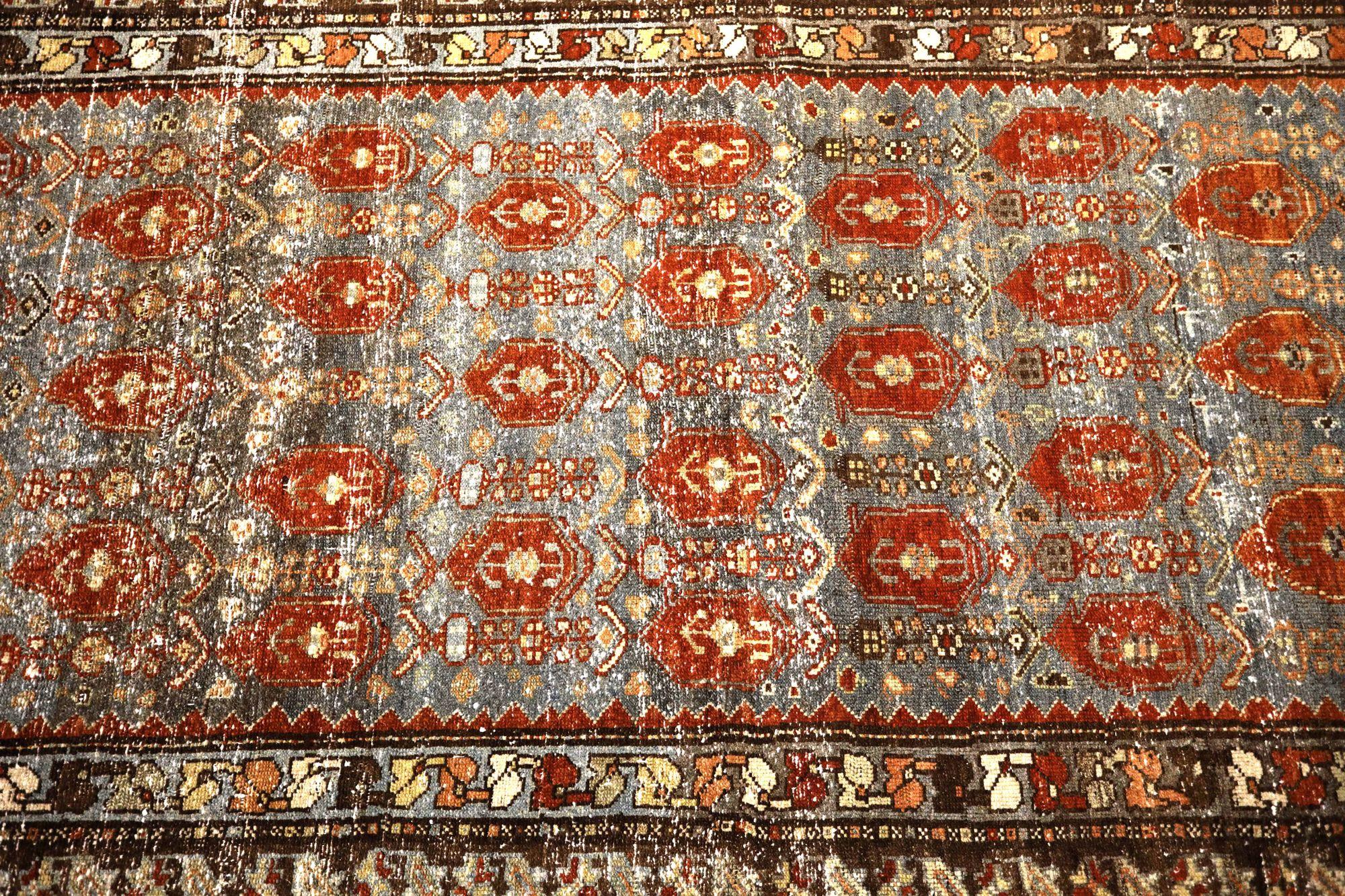 Entdecken Sie die Eleganz des persischen Bachtiari-Teppichs mit Läufer aus der Zeit um 1880. Dieses exklusive Design aus Wolle und Elfenbeinrot ist perfekt, um Ihren Raum zu verschönern.