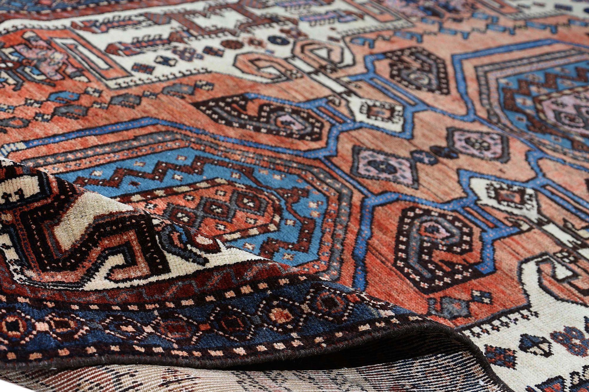 Scopri l'eleganza del tappeto persiano Bakhtiari con caratteristiche Runner di CIRCA 1880. Progettato con lana e IvoryRed, questo design esclusivo è perfetto per valorizzare il tuo spazio.