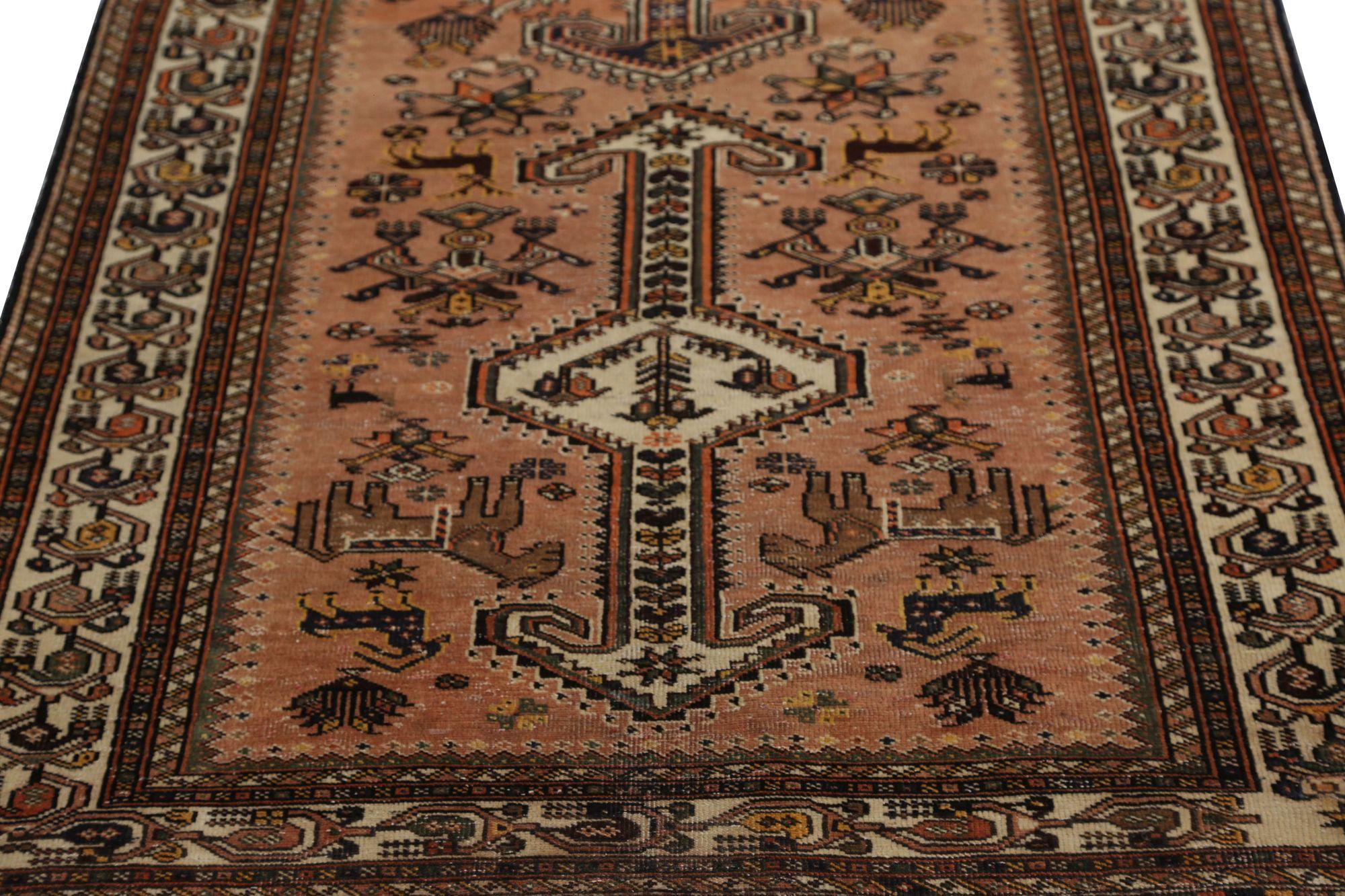 Scopri l'eleganza del tappeto persiano Bakhtiari con caratteristiche Runner di CIRCA 1880. Progettato con lana e rosa arancio, questo design esclusivo è perfetto per valorizzare il tuo spazio.