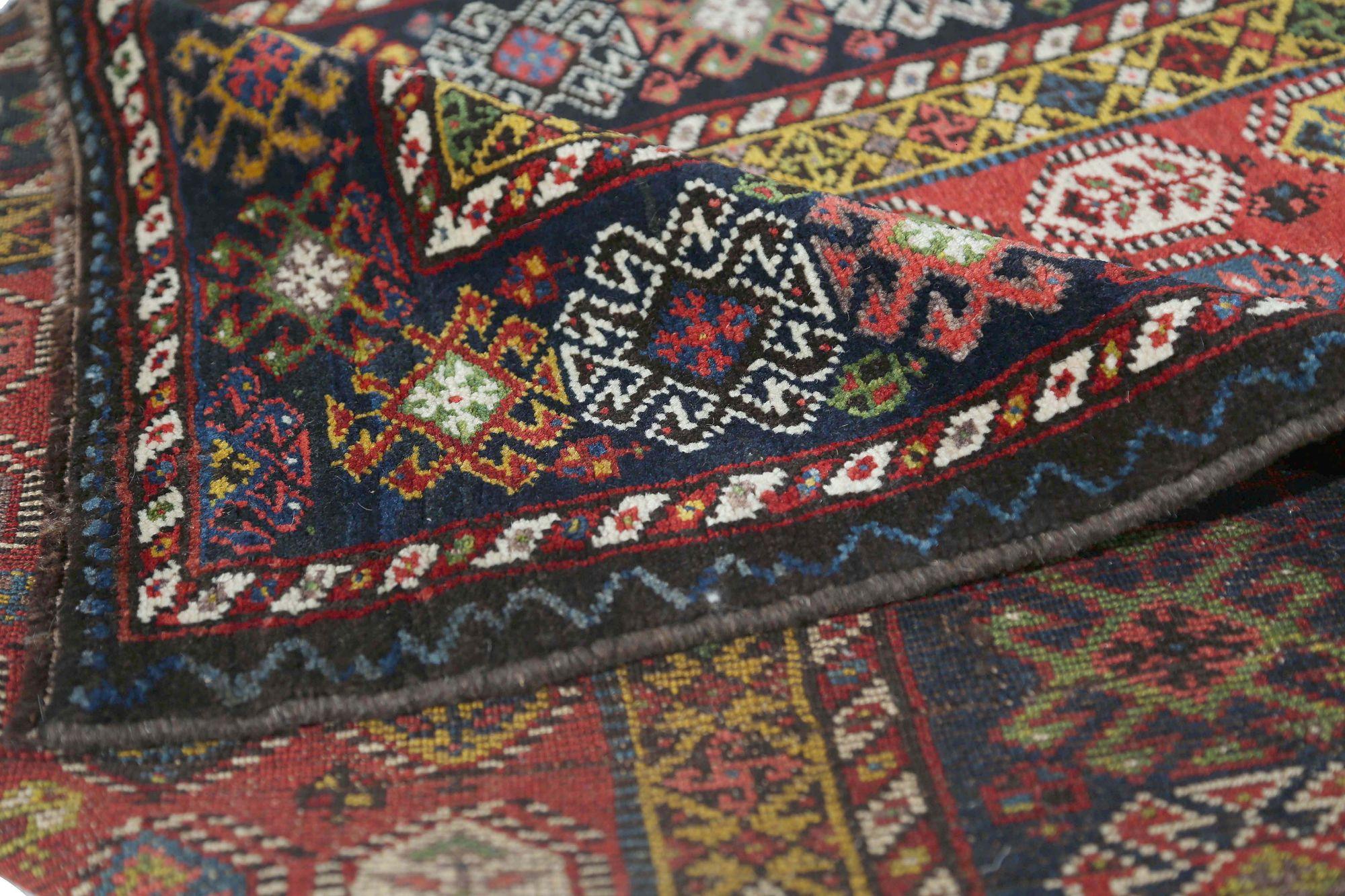 Scopri l'eleganza del tappeto persiano Bakhtiari con caratteristiche Runner di CIRCA 1910. Progettato in lana e rosso, questo design esclusivo è perfetto per valorizzare il tuo spazio.