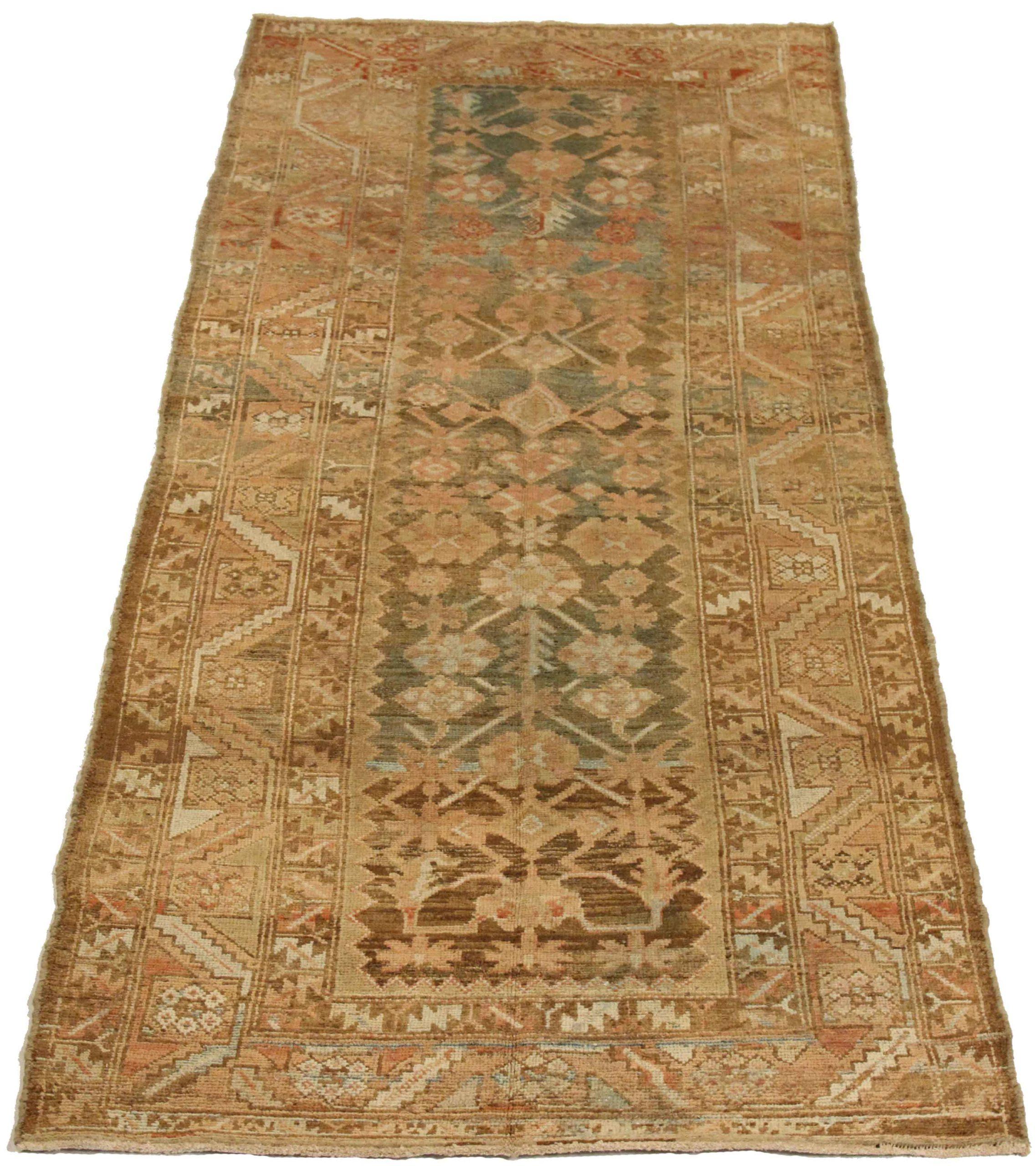 Scopri l'eleganza del tappeto persiano Bakhtiari di piccole dimensioni del 1880. Progettato con lana e blu-marrone-avorio-rosa, questo design esclusivo è perfetto per valorizzare il tuo spazio.