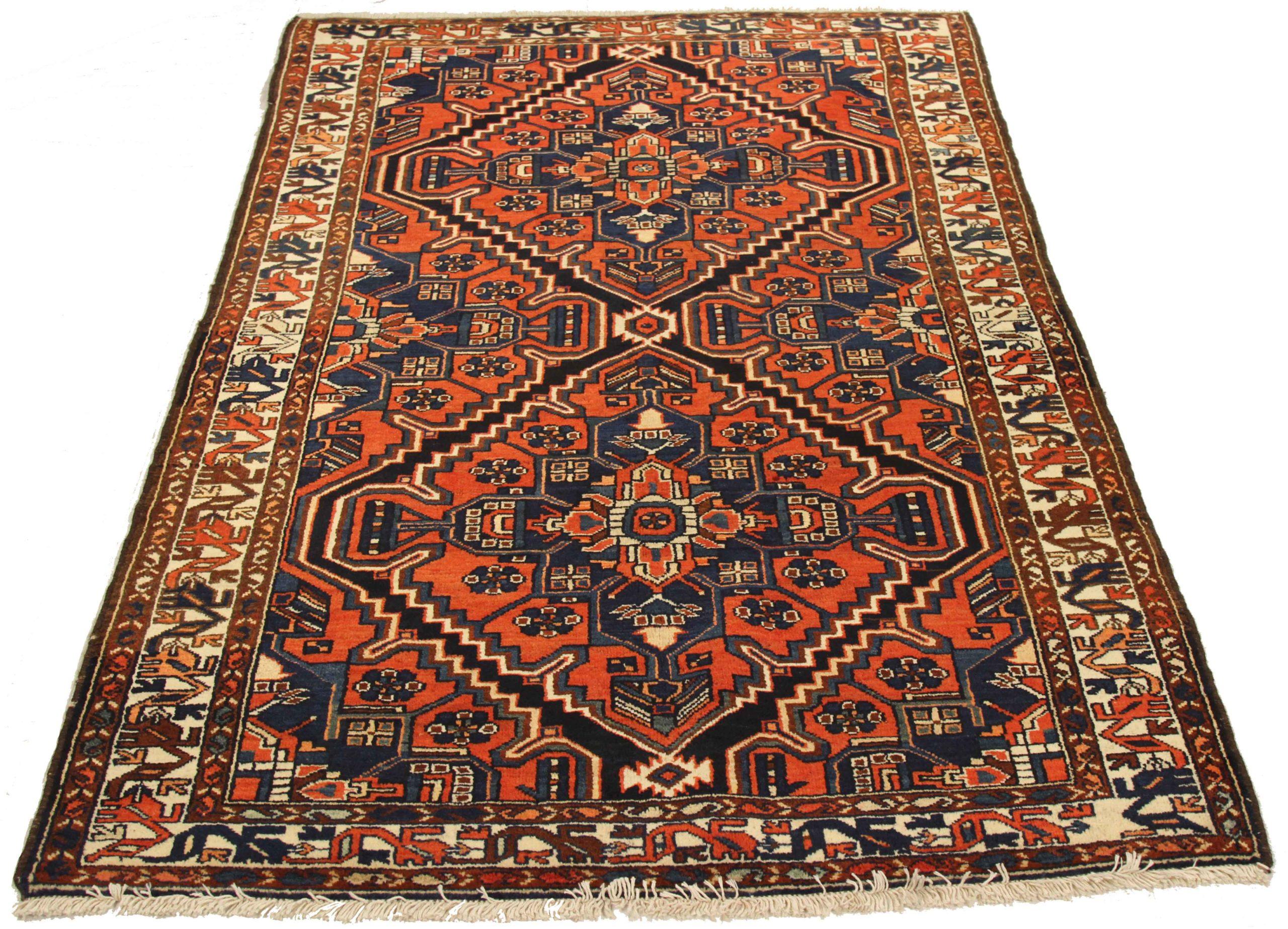 Entdecken Sie die Eleganz des persischen Bakhtiari mit dem kleinen Teppich CIRCA 1880. Dieses exklusive Design aus Wolle und Blau-Elfenbein-Rot ist perfekt, um Ihren Raum zu verschönern.