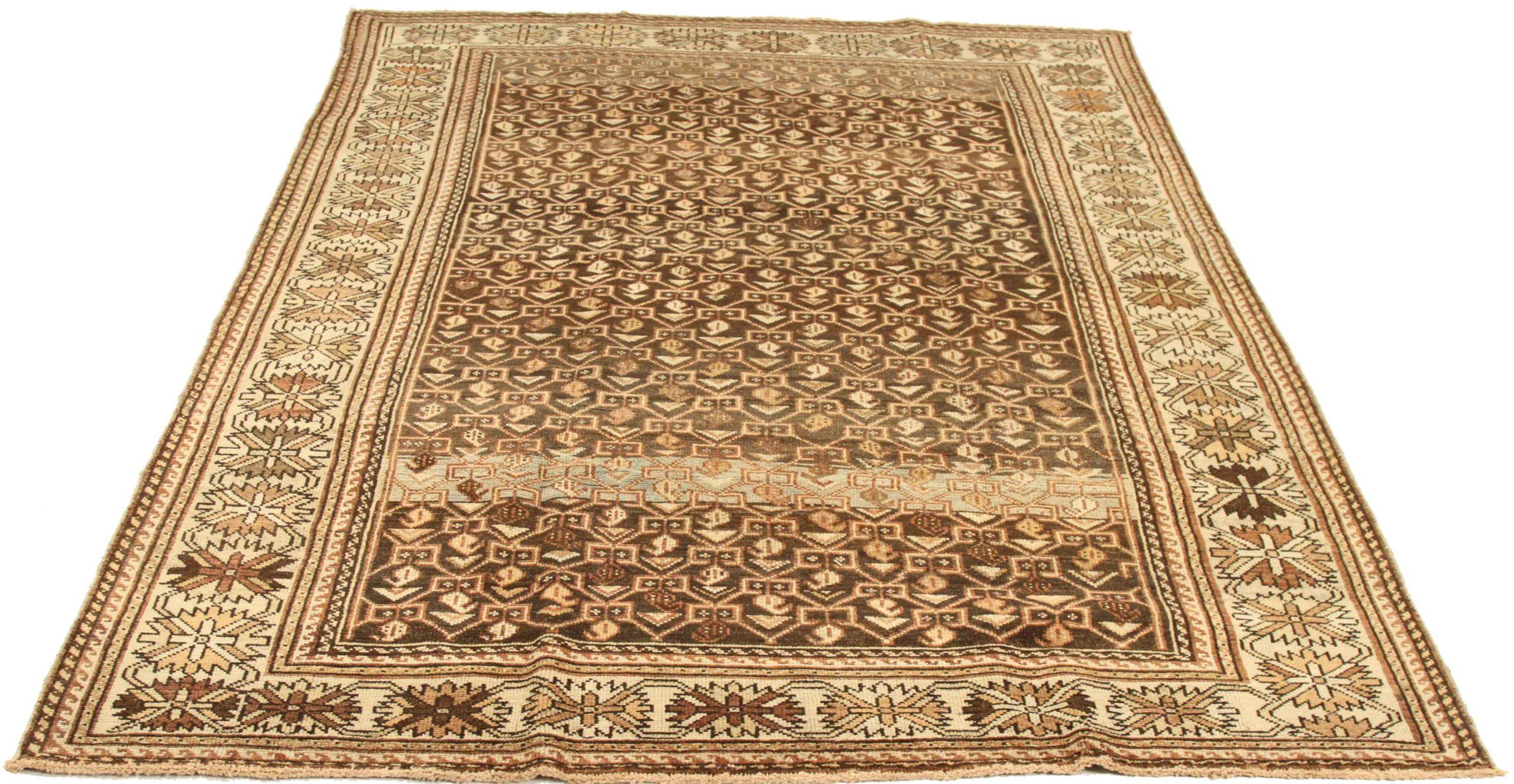 Descubre la elegancia de la Alfombra Persa Bakhtiari Pequeña de Circa 1880. Diseñado con lana y marrón-marfil, este diseño exclusivo es perfecto para realzar tu espacio.