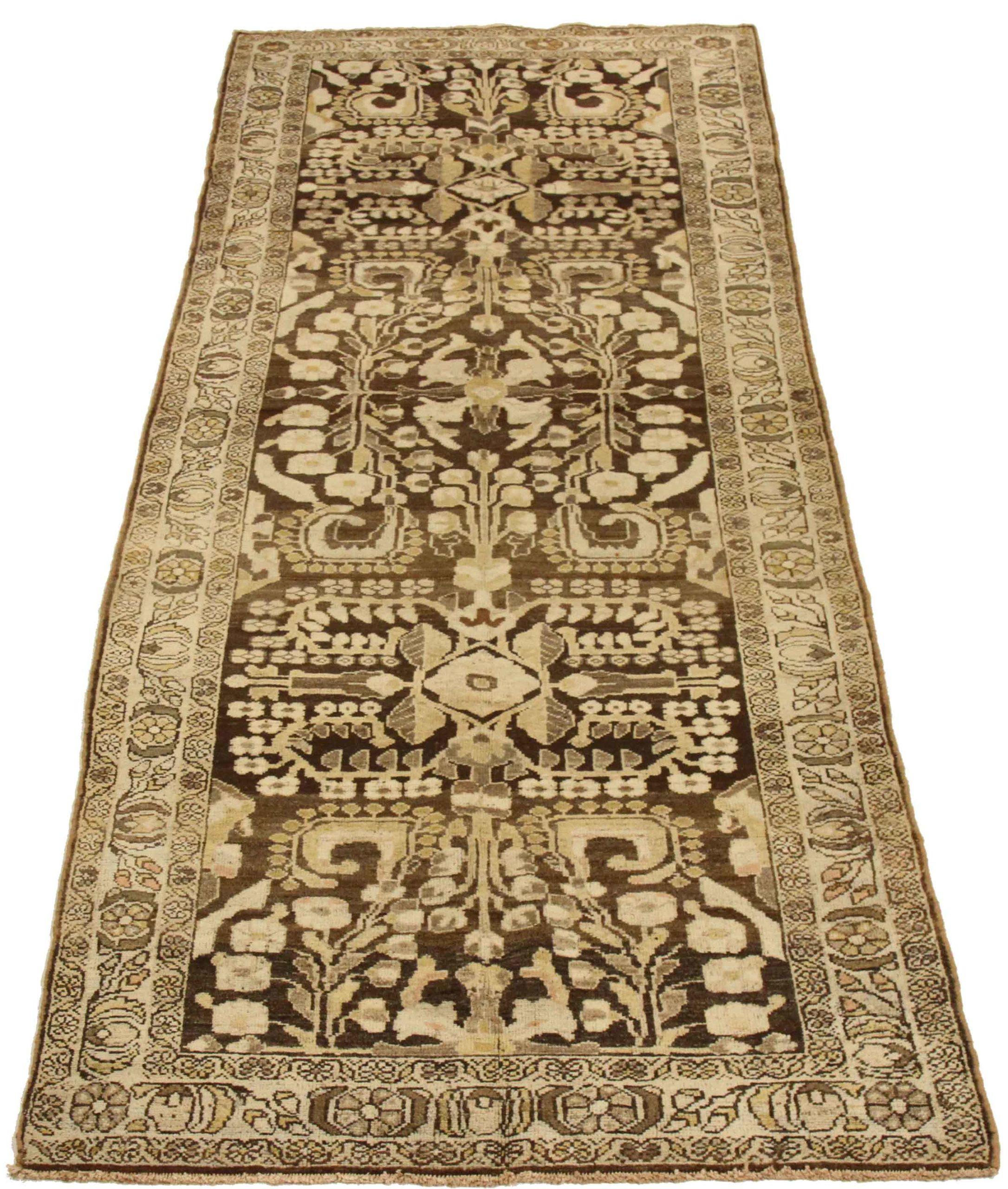 Entdecken Sie die Eleganz des persischen Bakhtiari mit dem kleinen Teppich CIRCA 1880. Dieses exklusive Design aus Wolle und Braun-Elfenbein ist perfekt, um Ihren Raum zu verschönern.