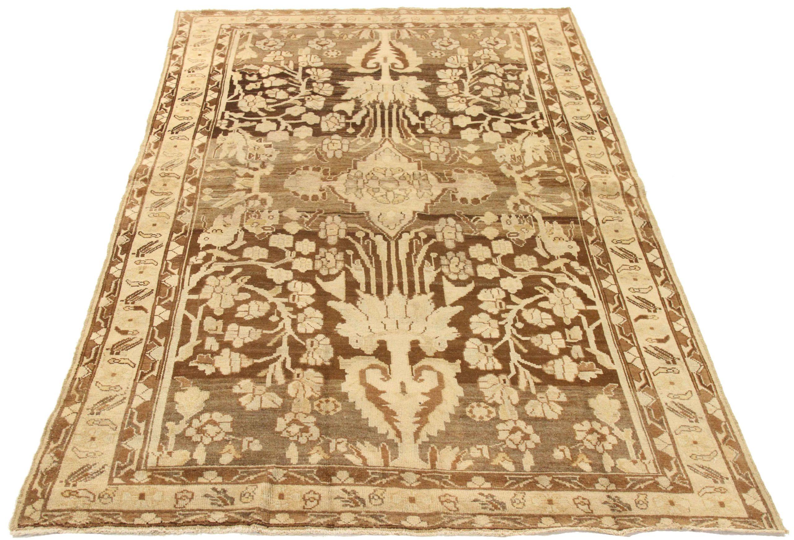 Entdecken Sie die Eleganz des persischen Bakhtiari mit dem kleinen Teppich CIRCA 1880. Dieses exklusive Design aus Wolle und Braun-Elfenbein ist perfekt, um Ihren Raum zu verschönern.