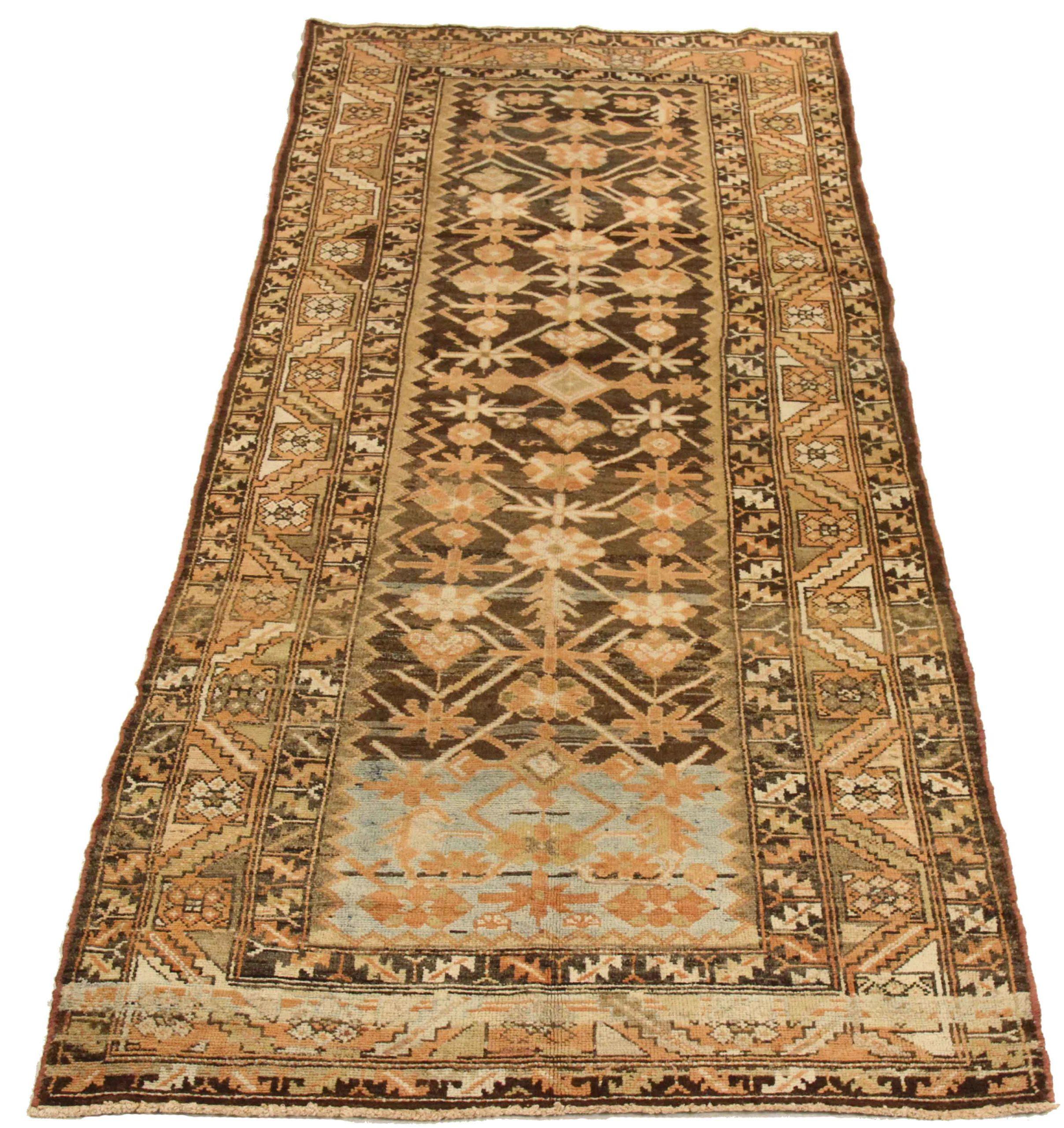 Entdecken Sie die Eleganz des persischen Bakhtiari mit dem kleinen Teppich CIRCA 1880. Dieses exklusive Design aus Wolle und Braun-Elfenbein-Rosa ist perfekt, um Ihren Raum zu verschönern.