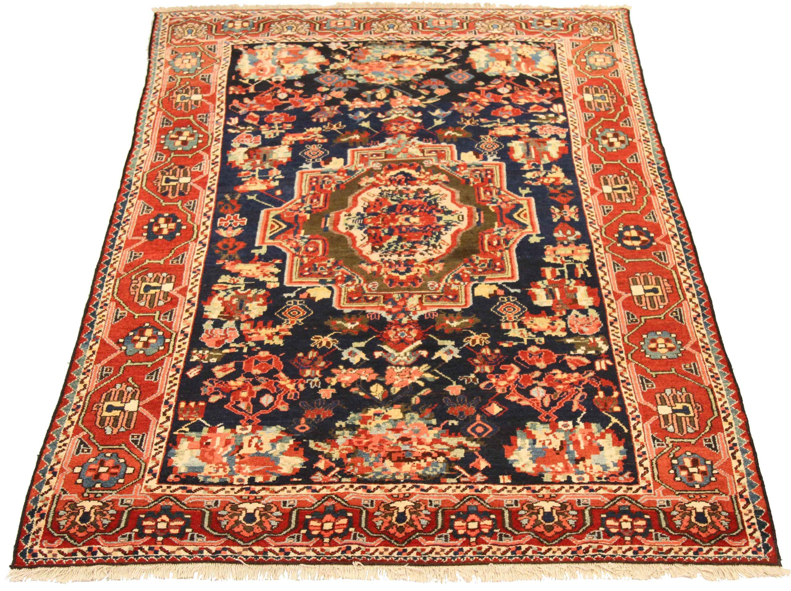 Descubre la elegancia de la Alfombra Persa Bakhtiari Pequeña de Circa 1880. Diseñado con Lana y VerdeAzul MarinoAmarillo Rojo, este diseño exclusivo es perfecto para realzar tu espacio.