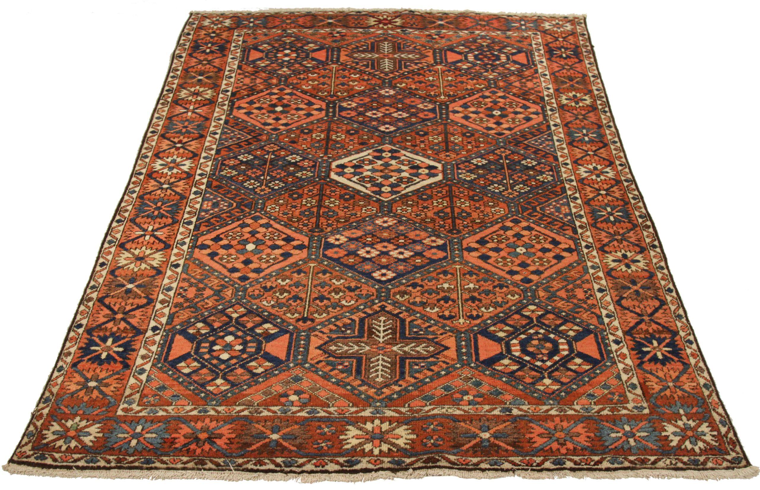 Découvrez l'élégance du petit tapis persan Bakhtiari de Circa 1880. Conçu avec de la laine et de l'IvoryNavy BluePink, ce design exclusif est parfait pour mettre en valeur votre espace.