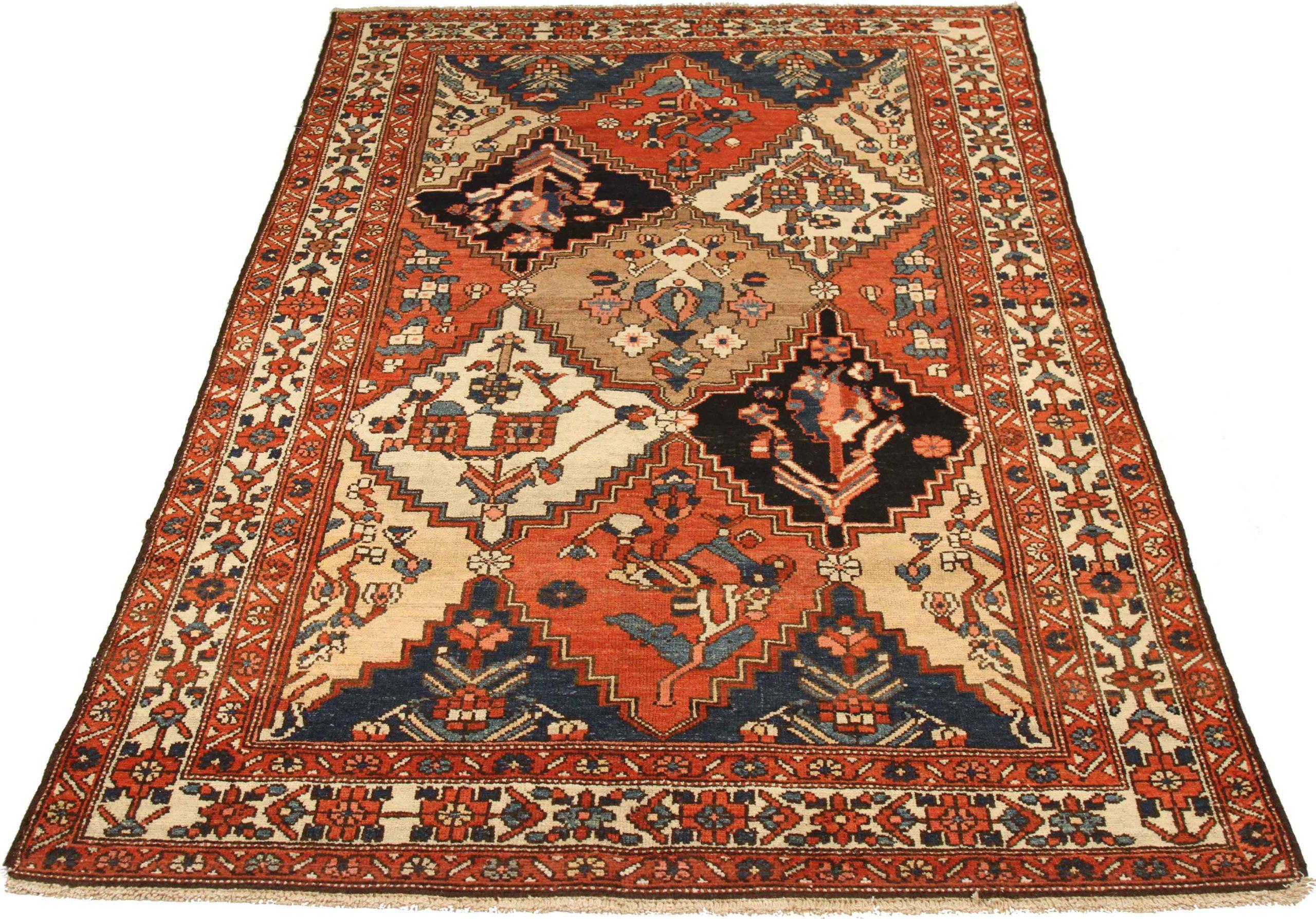Entdecken Sie die Eleganz des persischen Bakhtiari mit dem kleinen Teppich CIRCA 1880. Dieses exklusive Design aus Wolle und ElfenbeinMarineblauRot ist perfekt, um Ihren Raum zu verschönern.