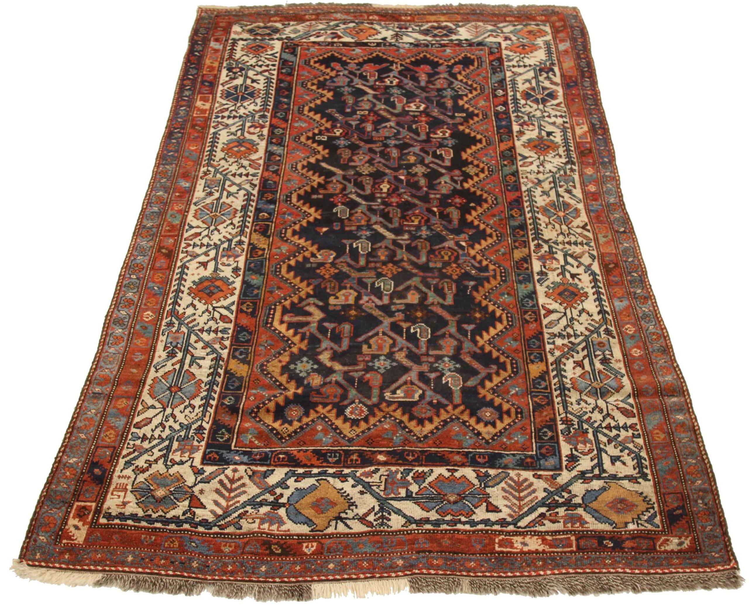 Entdecken Sie die Eleganz des persischen Bakhtiari mit dem kleinen Teppich CIRCA 1880. Dieses exklusive Design aus Wolle und ElfenbeinMarineblauRot ist perfekt, um Ihren Raum zu verschönern.