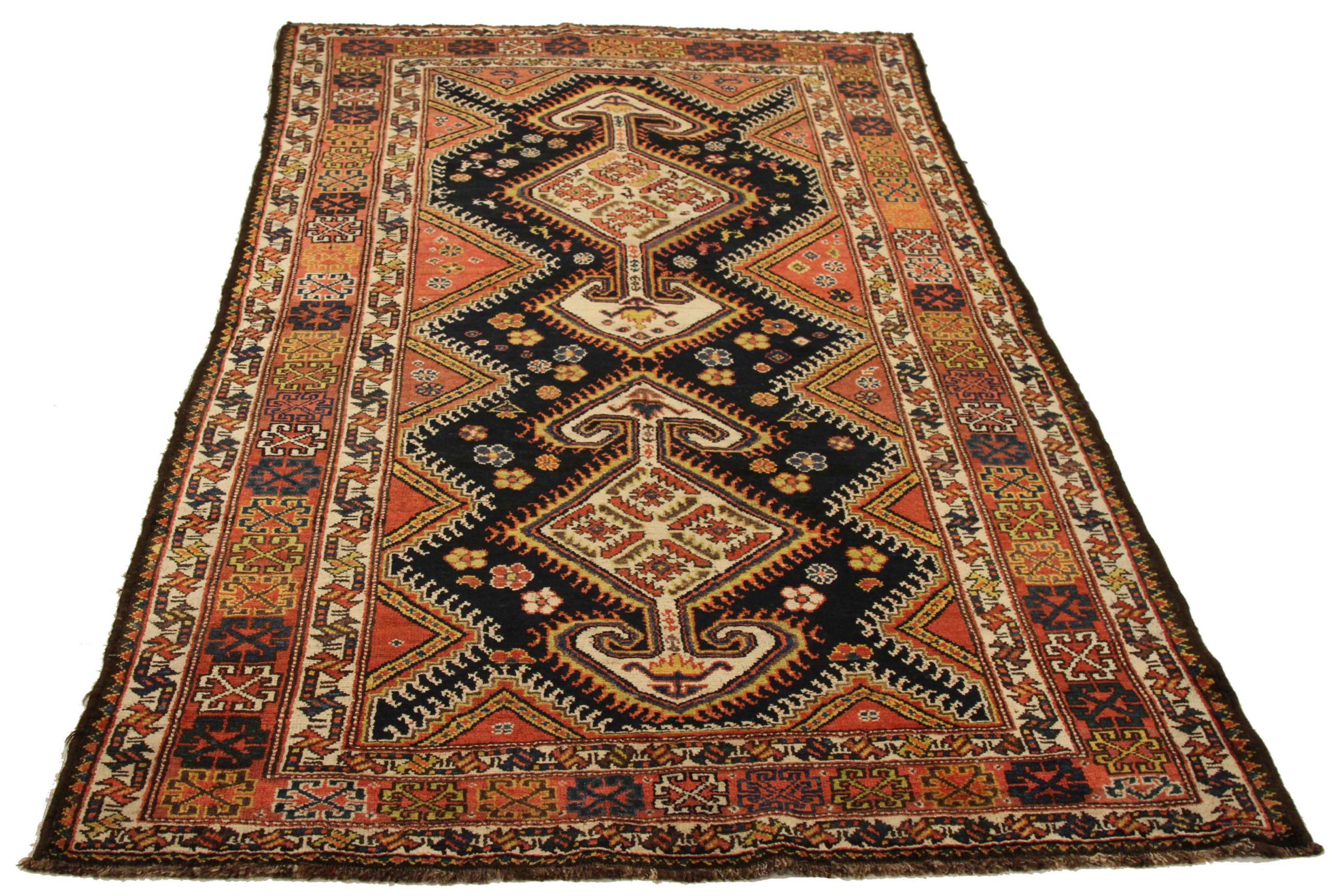 Entdecken Sie die Eleganz des persischen Bakhtiari mit dem kleinen Teppich CIRCA 1880. Dieses exklusive Design aus Wolle und Elfenbeinrot ist perfekt, um Ihren Raum zu verschönern.