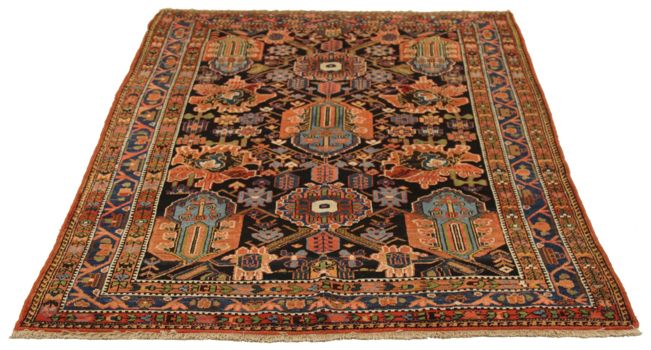 Entdecken Sie die Eleganz des persischen Bakhtiari mit dem kleinen Teppich CIRCA 1880. Dieses exklusive Design aus Wolle und Navy BluePink ist perfekt, um Ihren Raum zu verschönern.