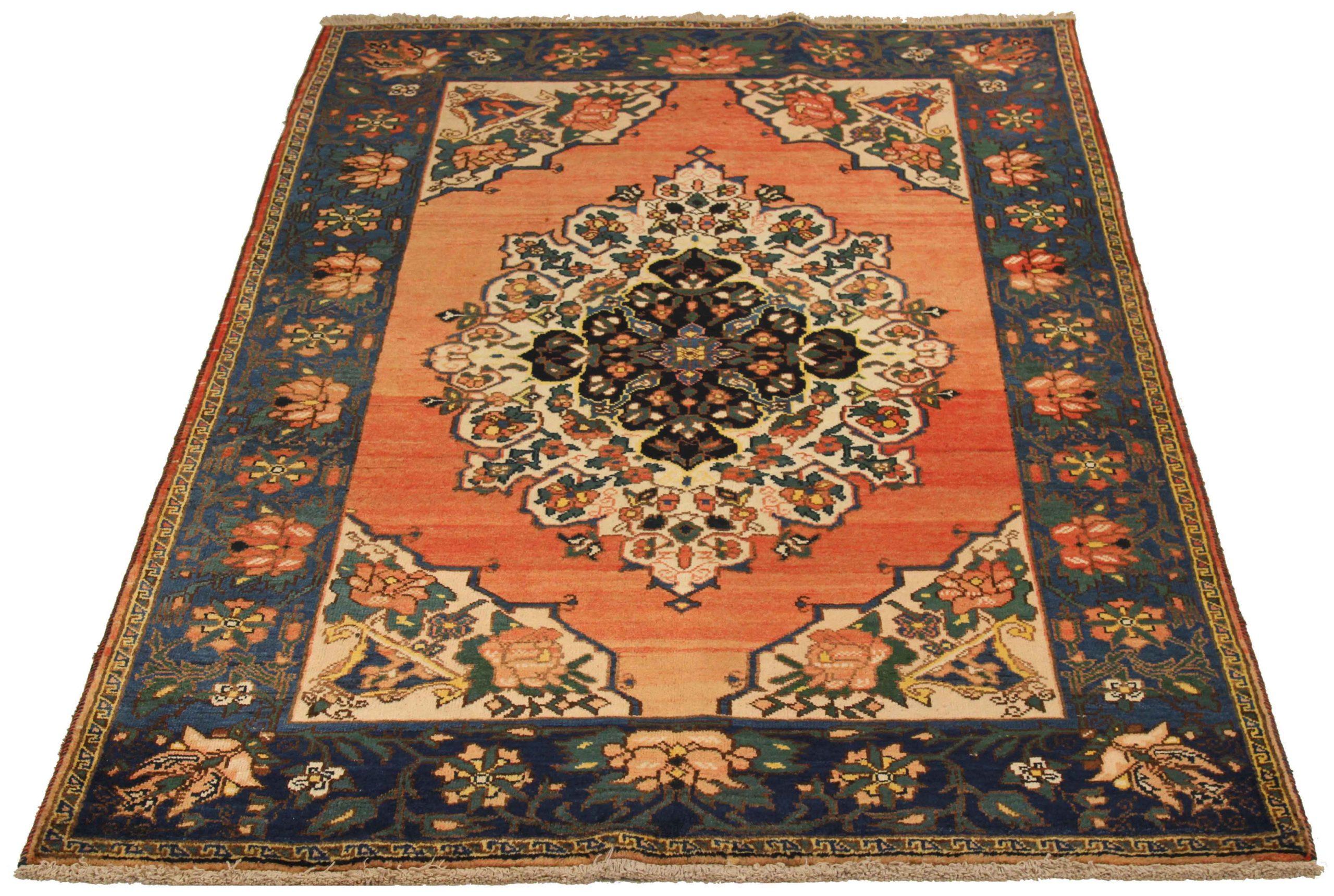 Entdecken Sie die Eleganz des persischen Bakhtiari mit dem kleinen Teppich CIRCA 1910. Dieses exklusive Design aus Wolle und BlueIvoryPink ist perfekt, um Ihren Raum zu verschönern.