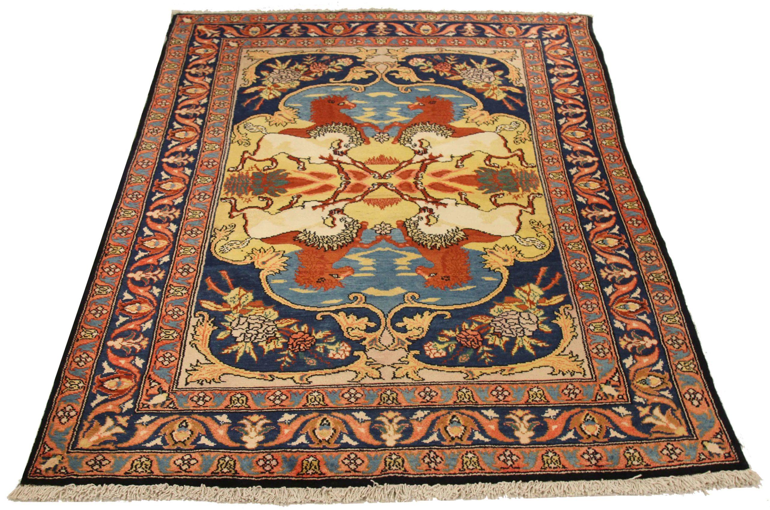 Entdecken Sie die Eleganz des persischen Bakhtiari mit dem kleinen Teppich CIRCA 1910. Dieses exklusive Design aus Wolle und BlauRotGelb ist perfekt, um Ihren Raum zu verschönern.