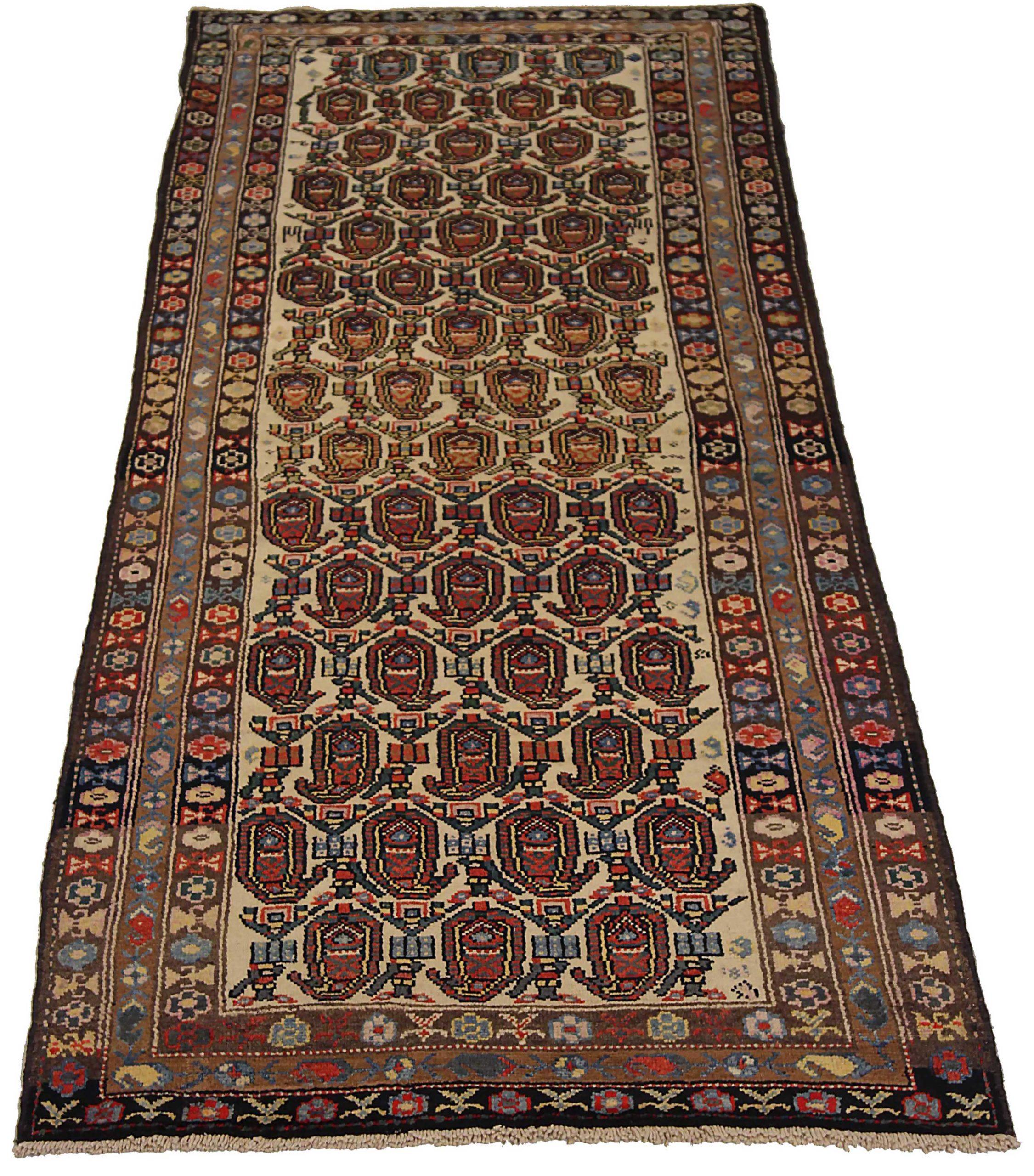 Découvrez l'élégance du petit tapis persan Bakhtiari de Circa 1910. Conçu avec de la laine et du BlueIvoryRed, ce design exclusif est parfait pour mettre en valeur votre espace.